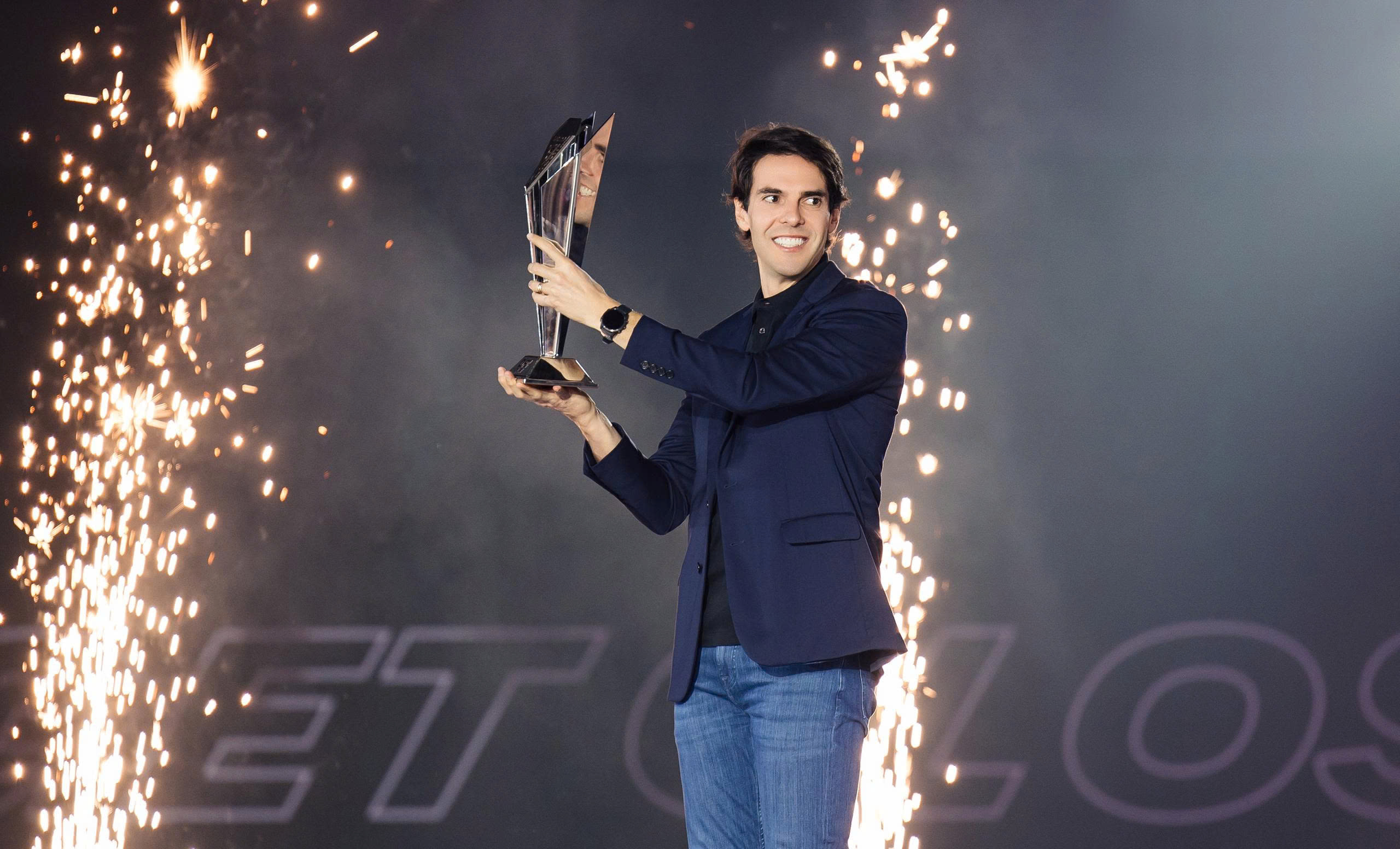 Kaka and Figo honor the FC Pro Festival 2025 champion - Photo 1. Kaka và Figo vinh danh nhà vô địch FC Pro Festival 2025- Ảnh 1.