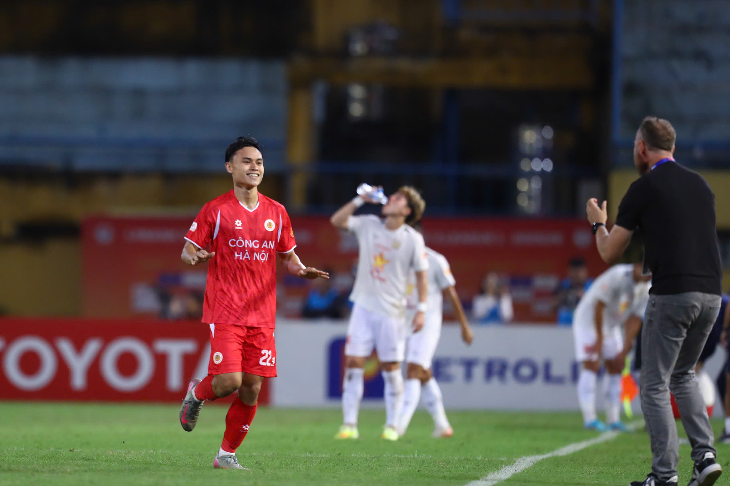 Aktuelle V-League-Rangliste: CAHN Club stürmt an die Spitze, Nam Dinh und HAGL kämpfen gegen den Abstieg? - Foto 3. Bảng xếp hạng V-League mới nhất: CLB CAHN bùng nổ tốp đầu, Nam Định và HAGL đua trụ hạng?- Ảnh 3.