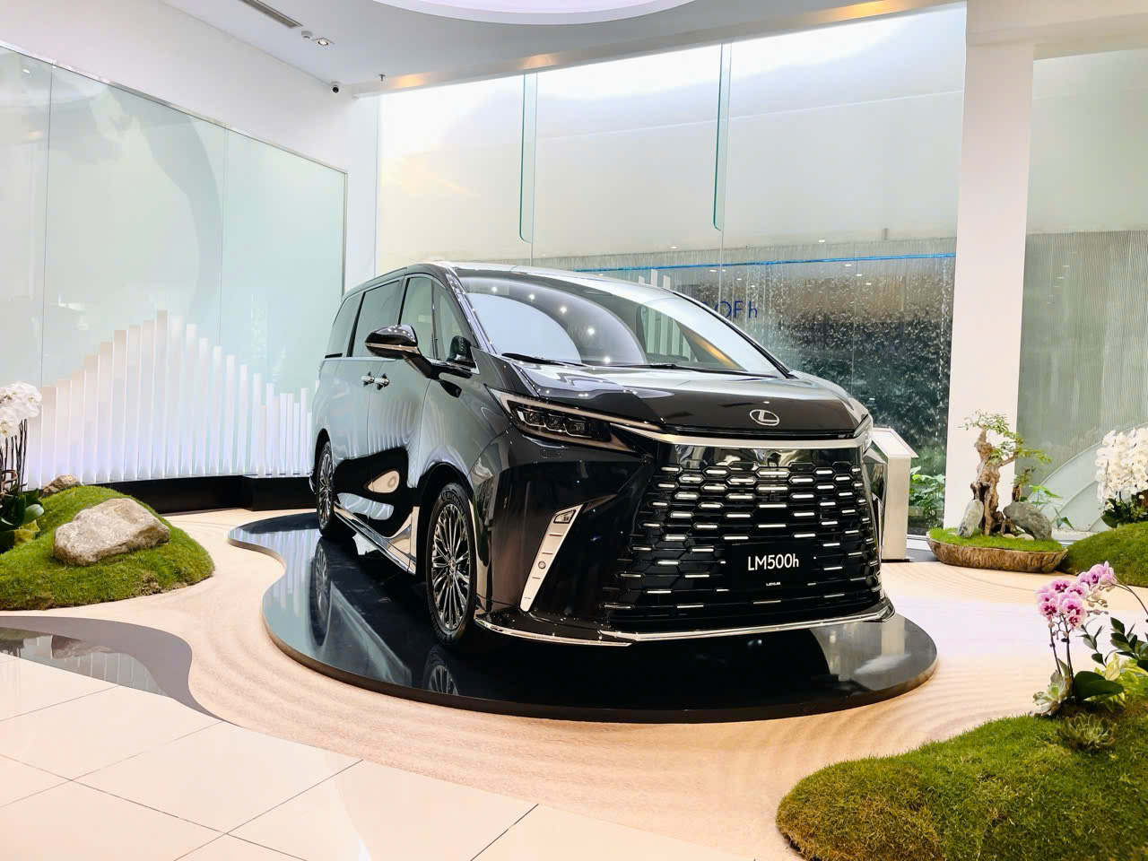 'Biệt thự di động' Lexus LM 500h giá 7,53 tỉ có gì hấp dẫn đại gia Việt? - Ảnh 1.