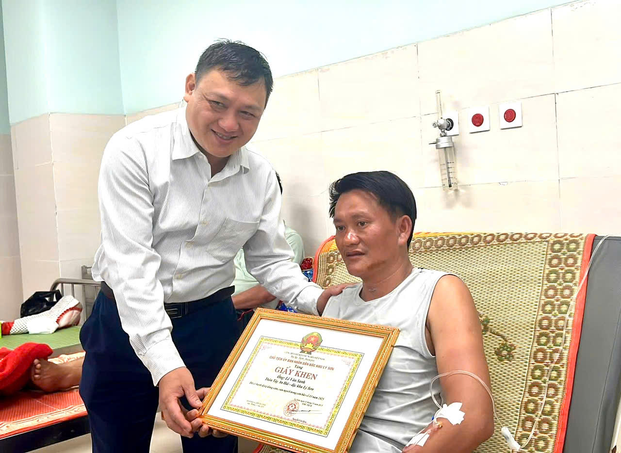 Dũng cảm cứu người giữa tâm bão, ba người dân Lý Sơn được khen thưởng đột xuất- Ảnh 1.