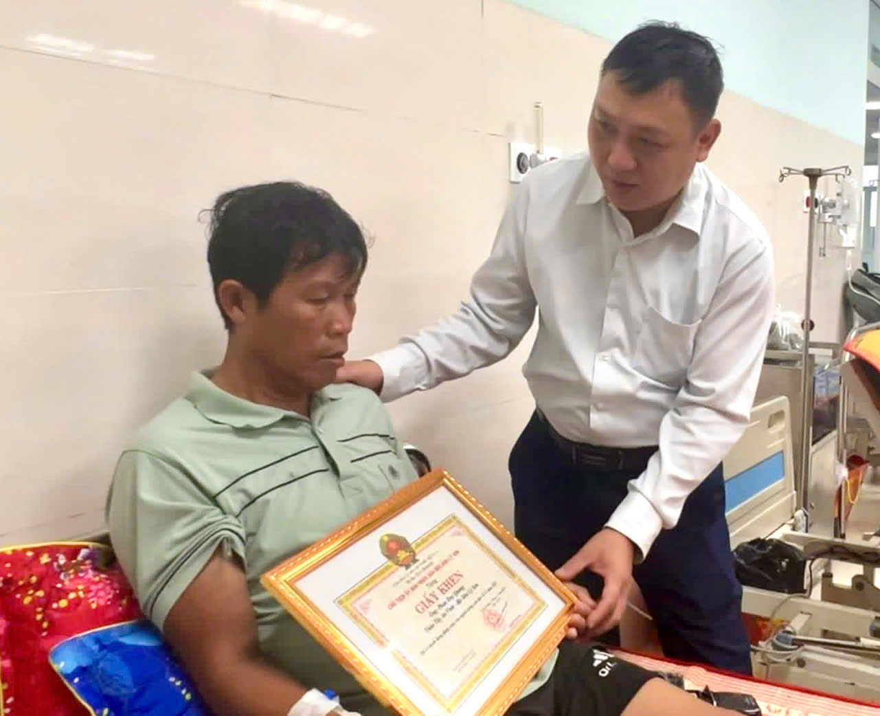 Dũng cảm cứu người giữa tâm bão, ba người dân Lý Sơn được khen thưởng đột xuất- Ảnh 2.