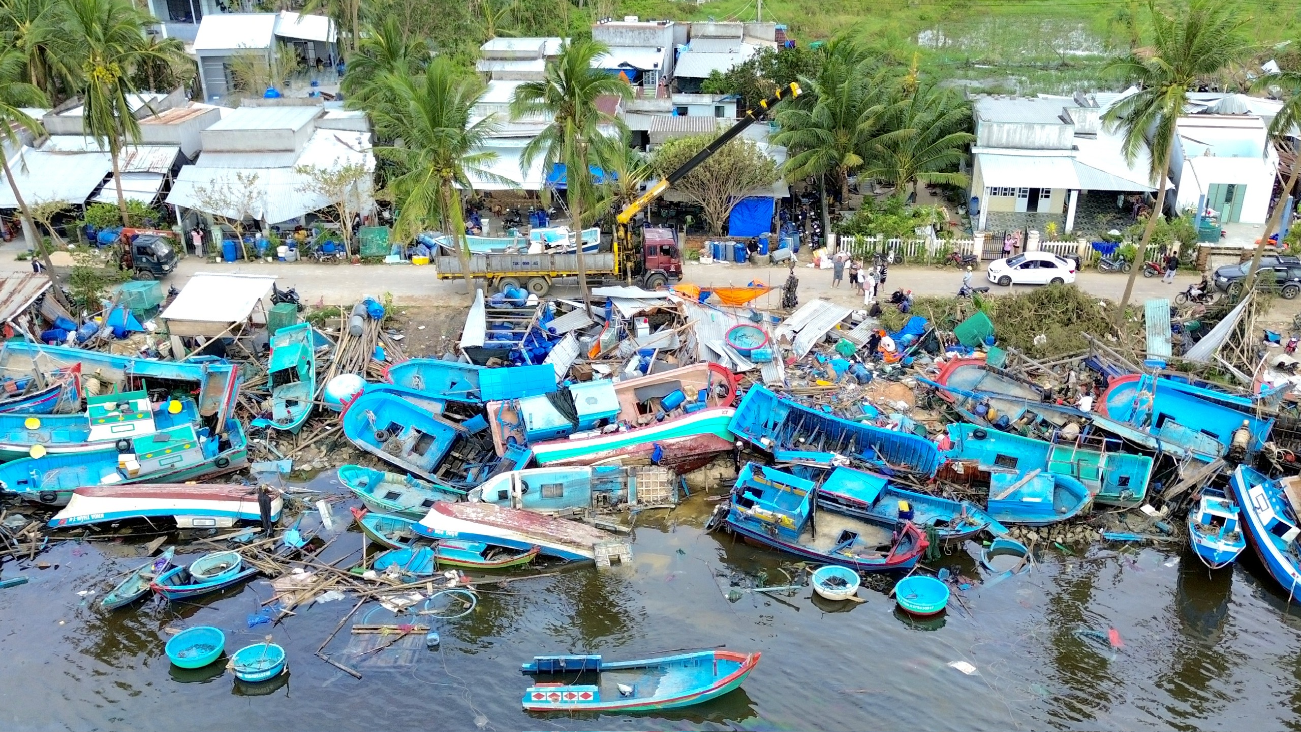 Thủ phủ tôm hùm Sông Cầu tan tác sau bão: Lồng bè cuốn trôi, ngư dân chết lặng - Ảnh 4.