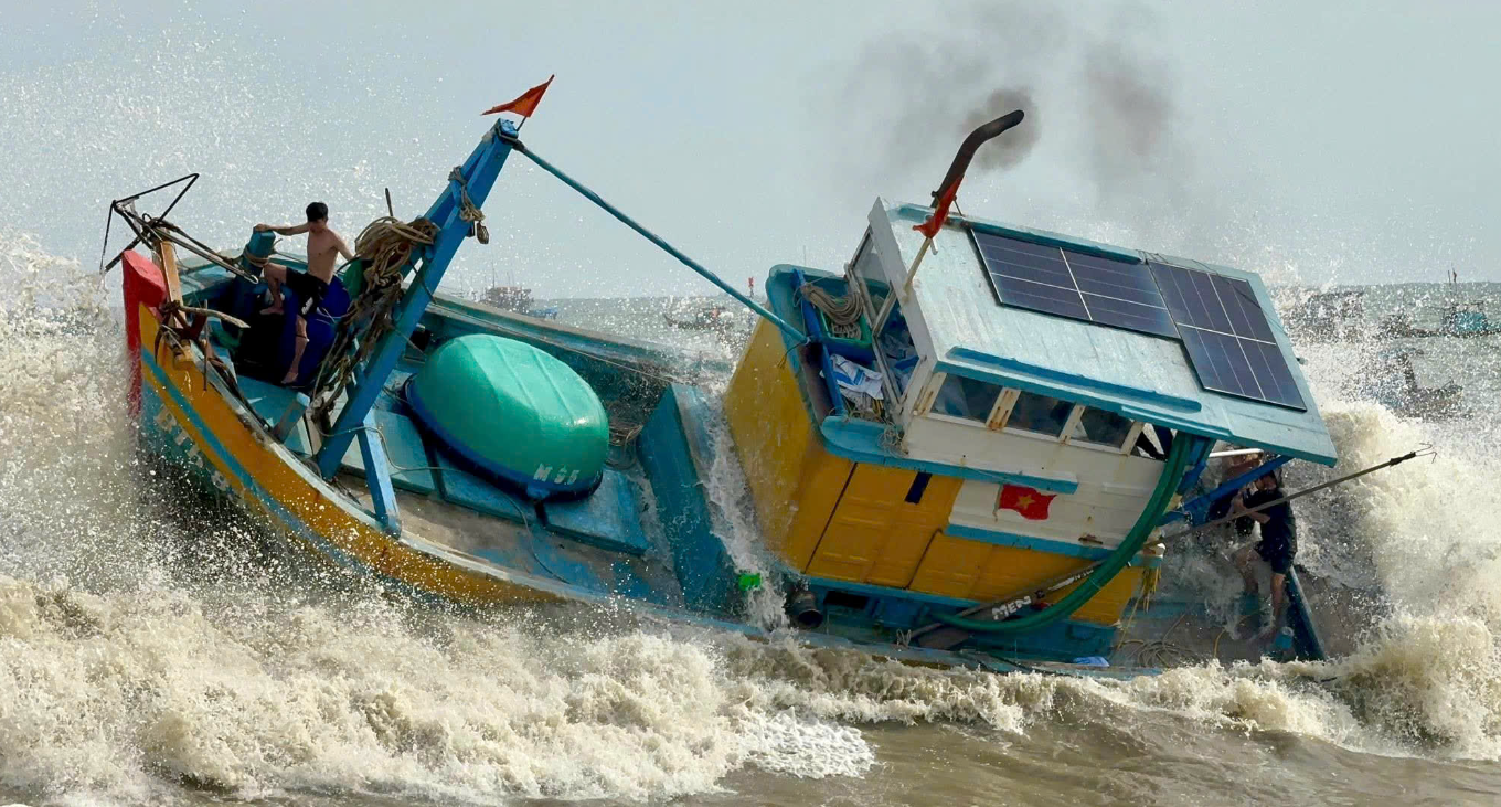 Lâm Đồng: Liên tiếp nhiều tàu cá bị sóng to đánh chìm - Ảnh 1.