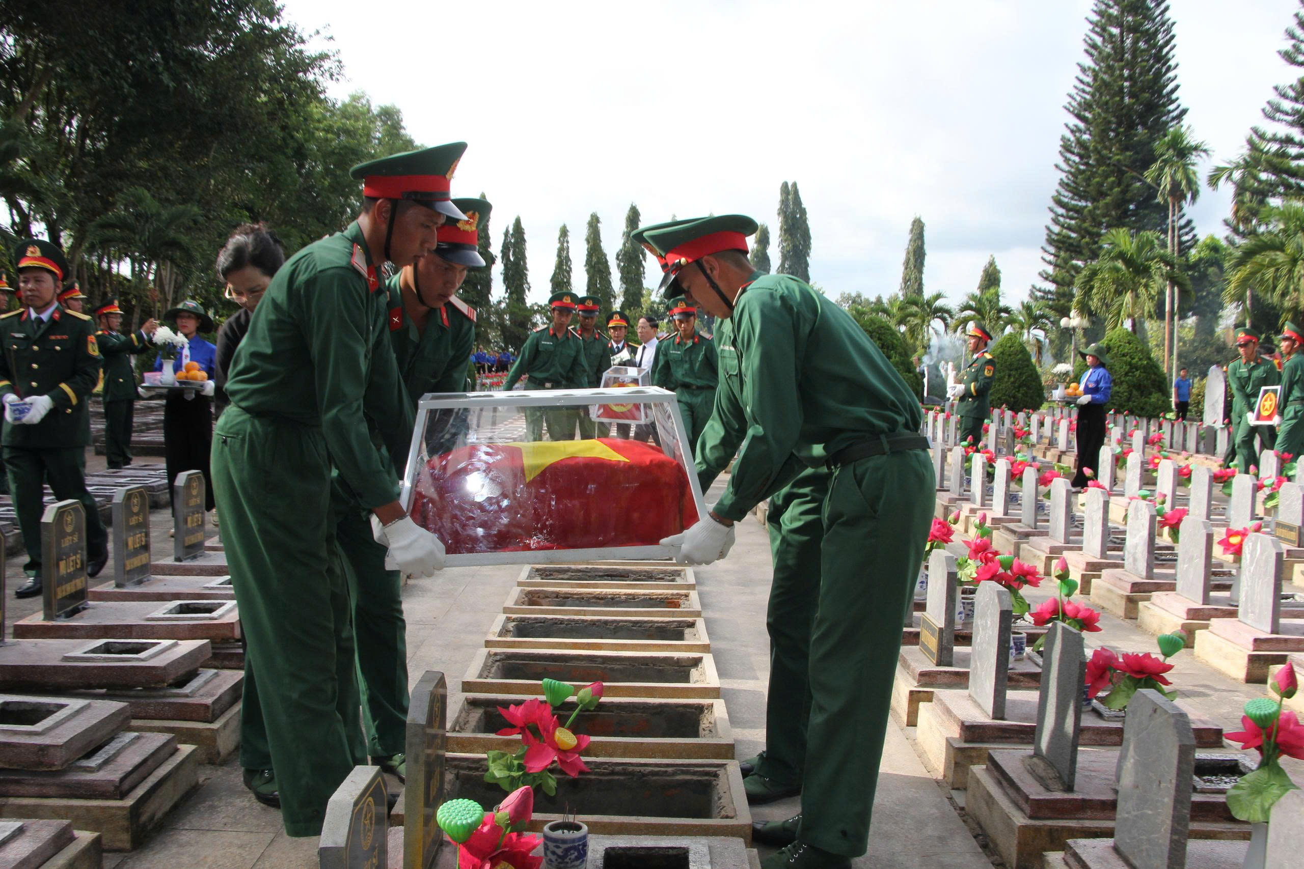 An táng 18 liệt sĩ thời chiến tranh chống Mỹ tại Nghĩa trang liệt sĩ Chư Prông - Ảnh 1.