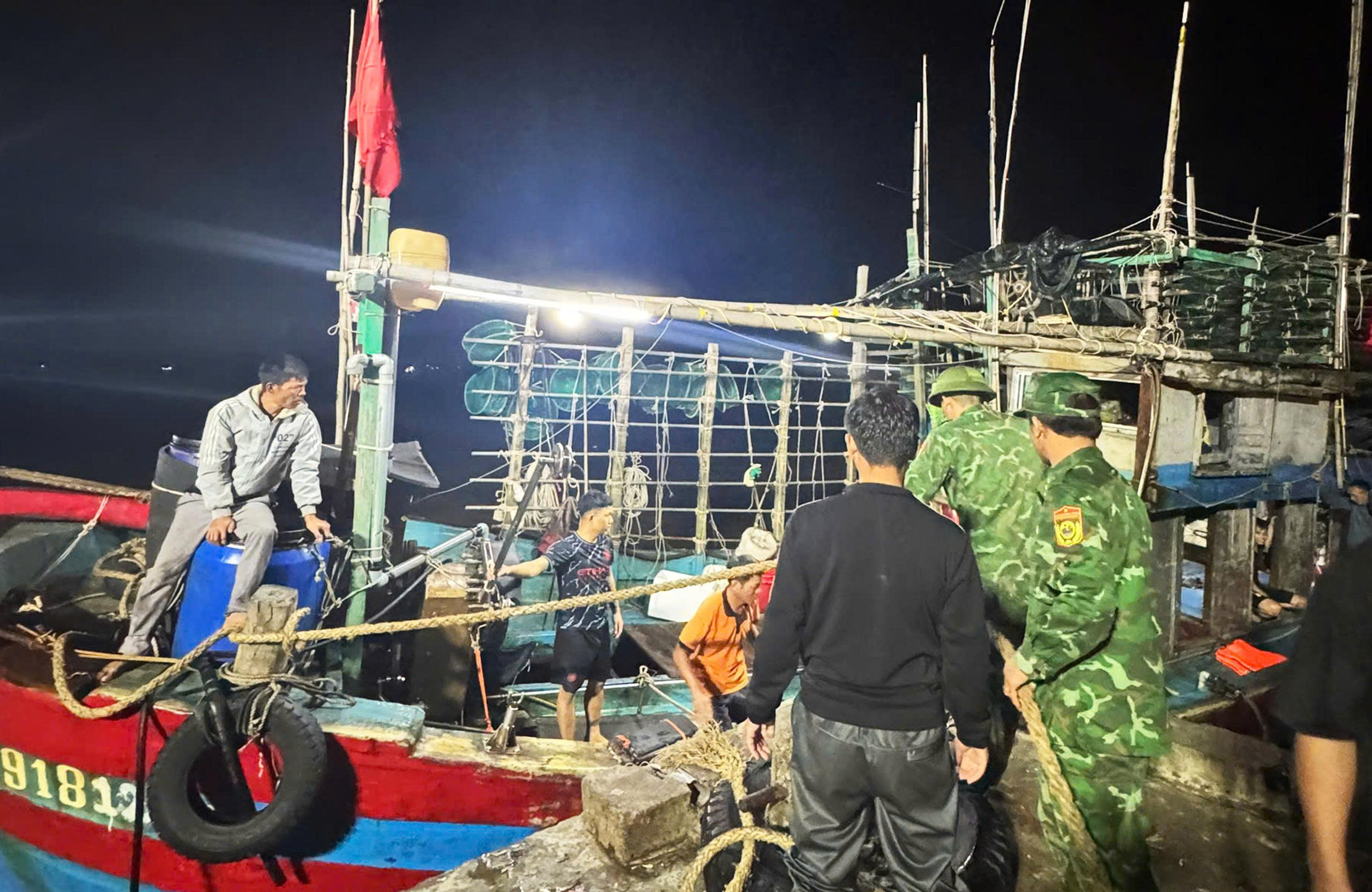 Quảng Trị: Cứu sống 7 thuyền viên bị chìm tàu trên biển - Ảnh 1.