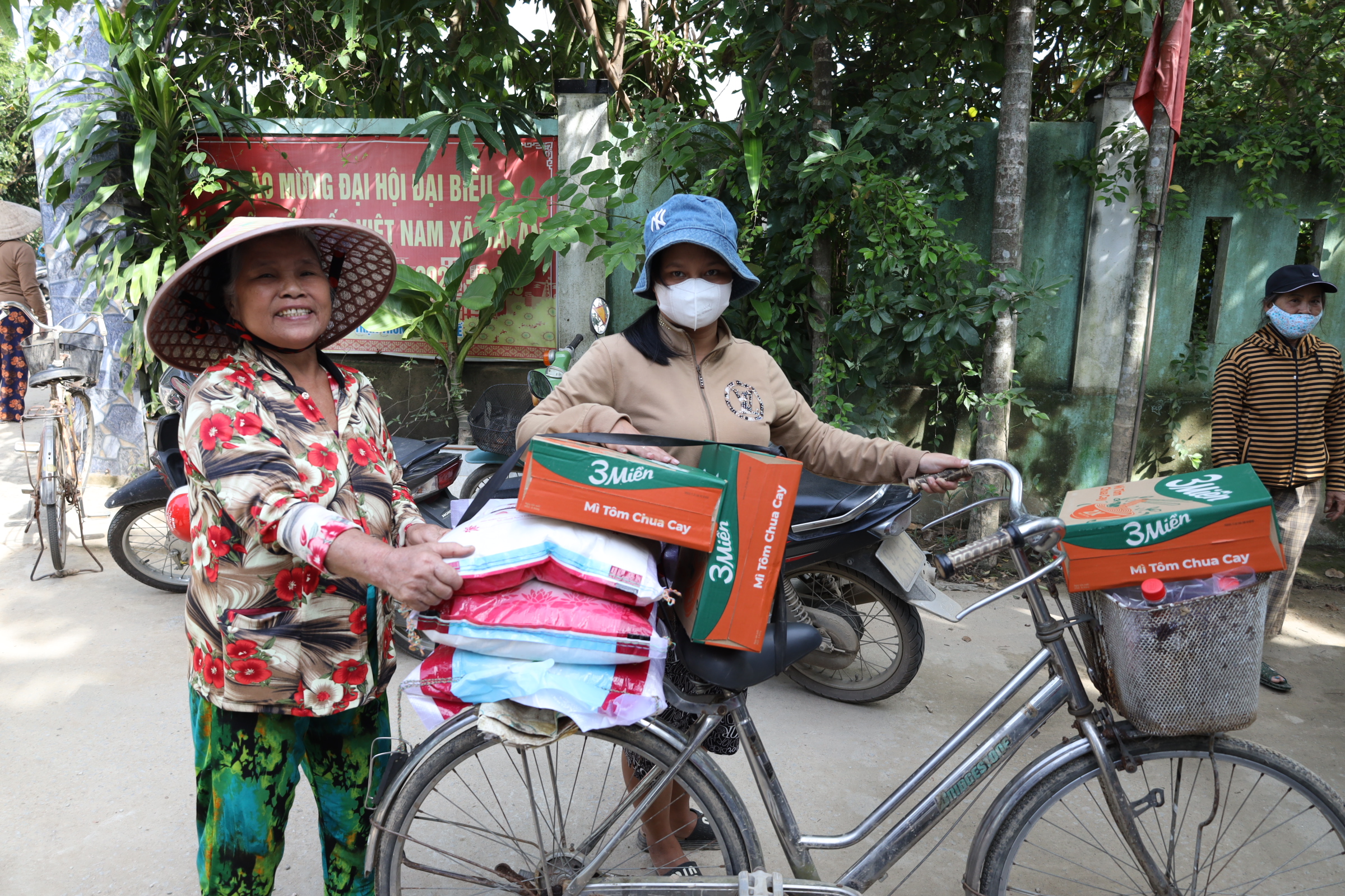 Kịp thời mang 1.900 suất qu&agrave; đến với b&agrave; con v&ugrave;ng lũ miền Trung- Ảnh 13.