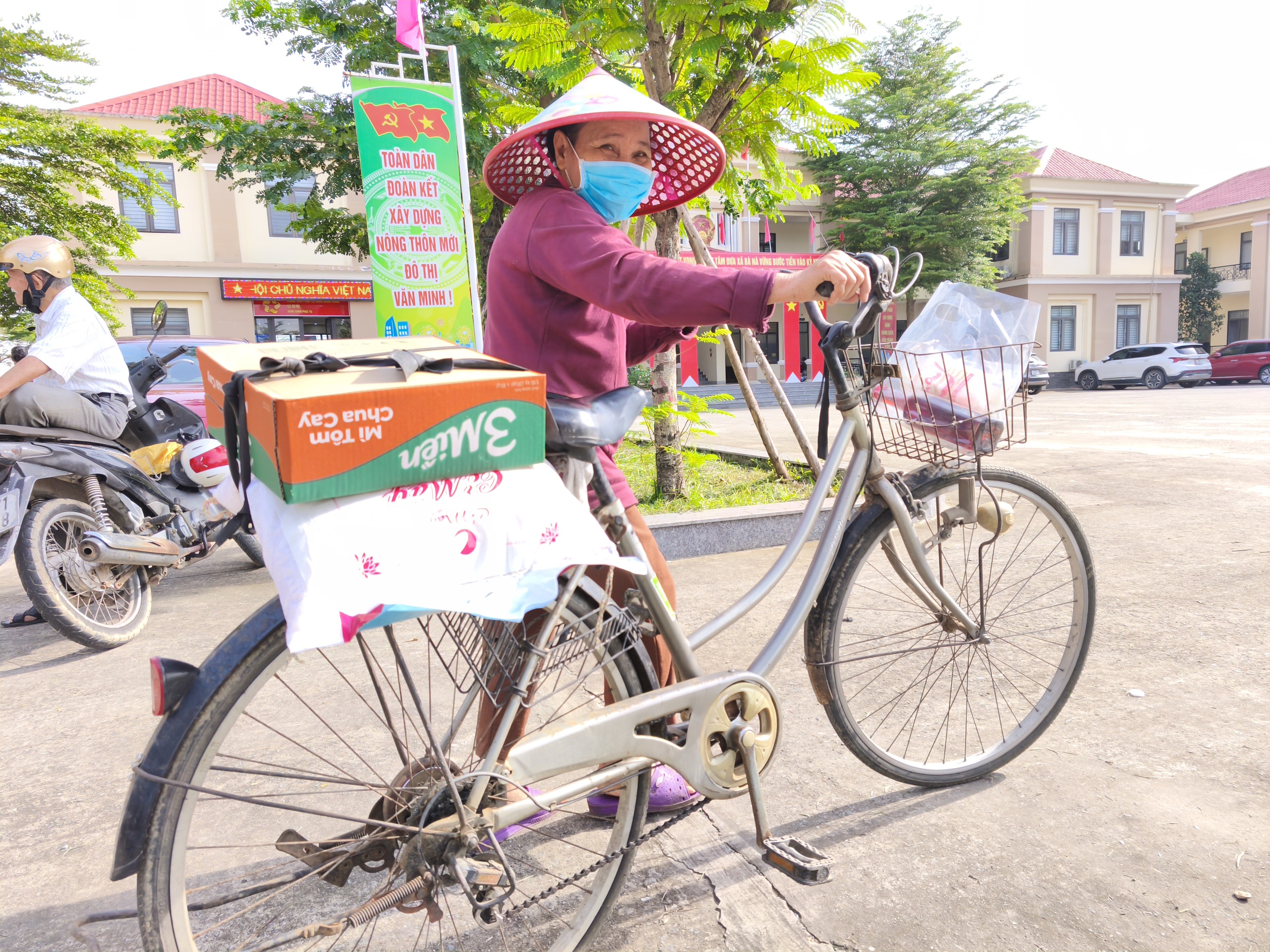 Kịp thời mang 1.900 suất qu&agrave; đến với b&agrave; con v&ugrave;ng lũ miền Trung- Ảnh 7.