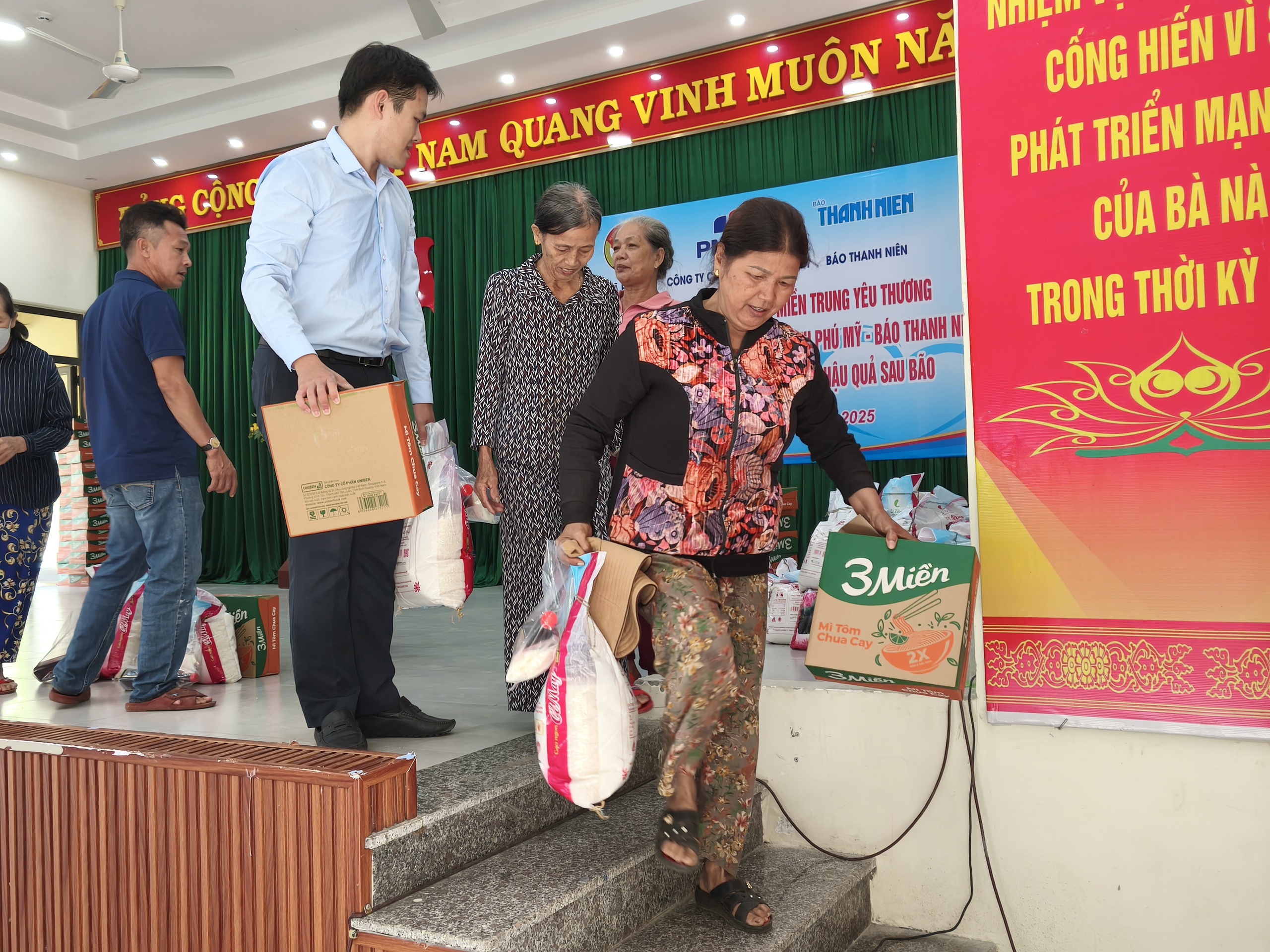 Kịp thời mang 1.900 suất qu&agrave; đến với b&agrave; con v&ugrave;ng lũ miền Trung- Ảnh 6.