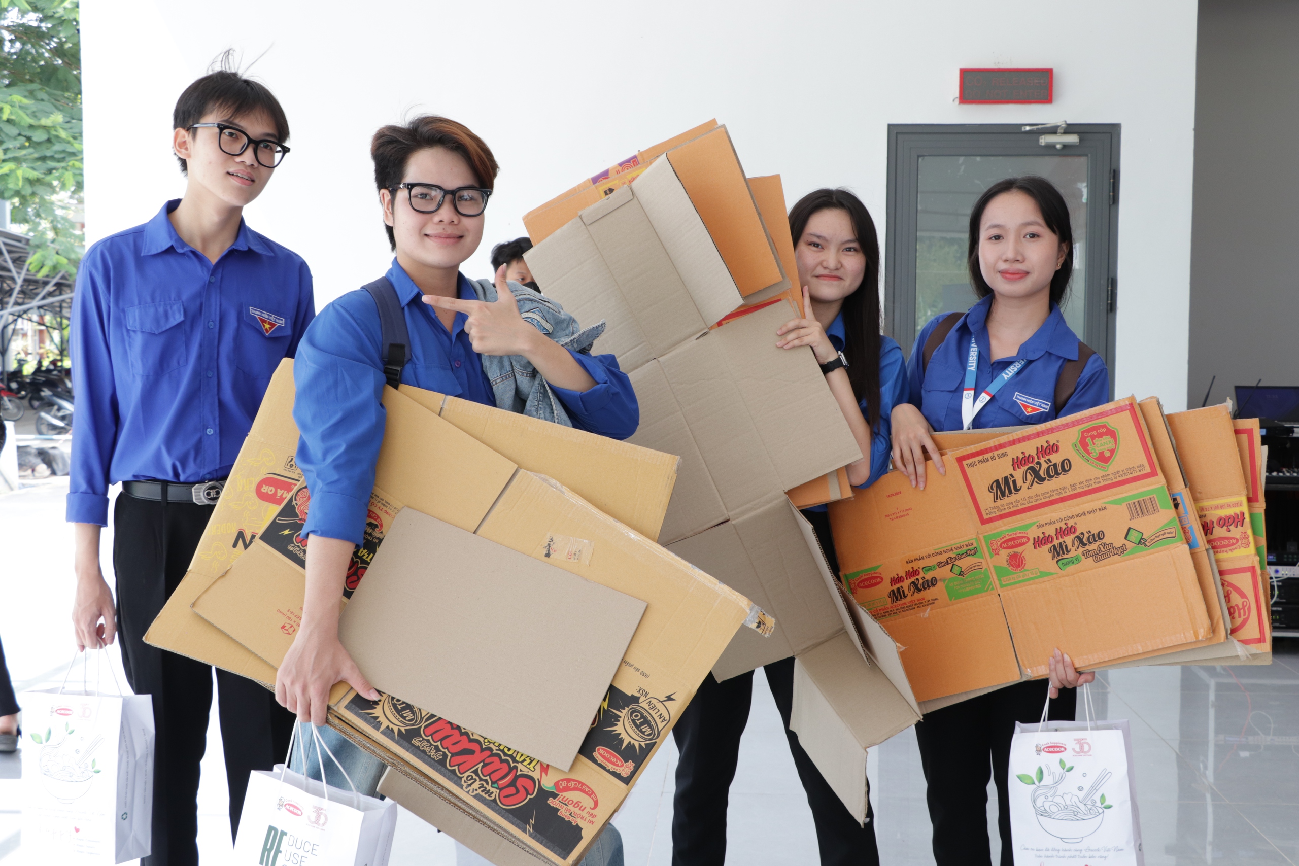 Sinh viên thực hành sống xanh sống khỏe, rộn ràng xách quà mang về - Ảnh 1.