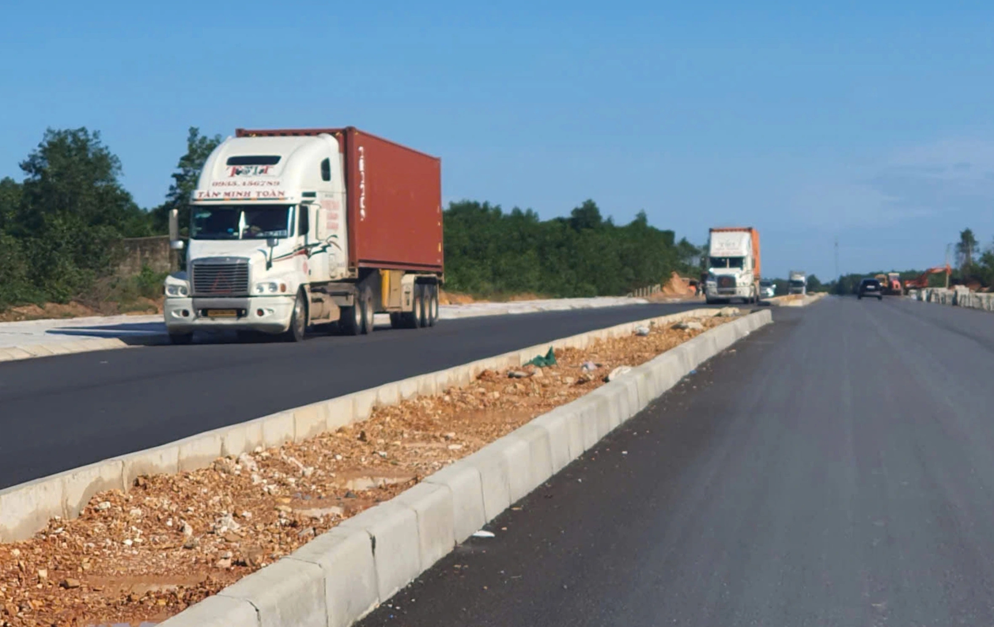 Quảng Trị: Đường chưa bàn giao, xe ô tô, container ồ ạt đi vào để tránh... BOT - Ảnh 1.