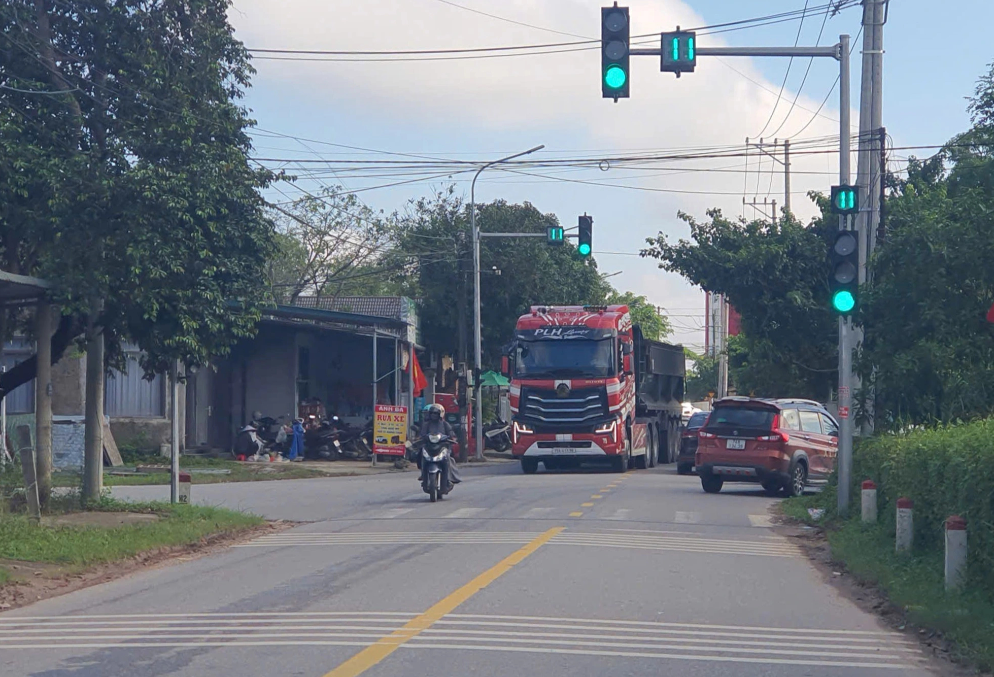 Quảng Trị: Đường chưa bàn giao, xe ô tô, container ồ ạt đi vào để tránh... BOT - Ảnh 2.