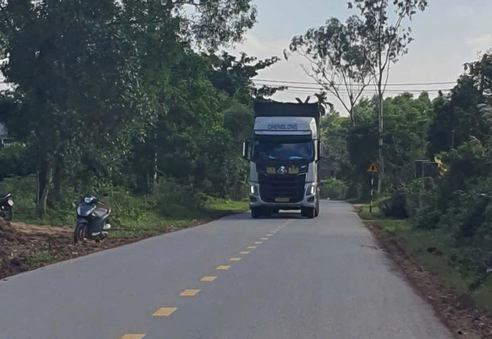 Quảng Trị: Đường chưa bàn giao, xe ô tô, container ồ ạt đi vào để tránh... BOT - Ảnh 3.