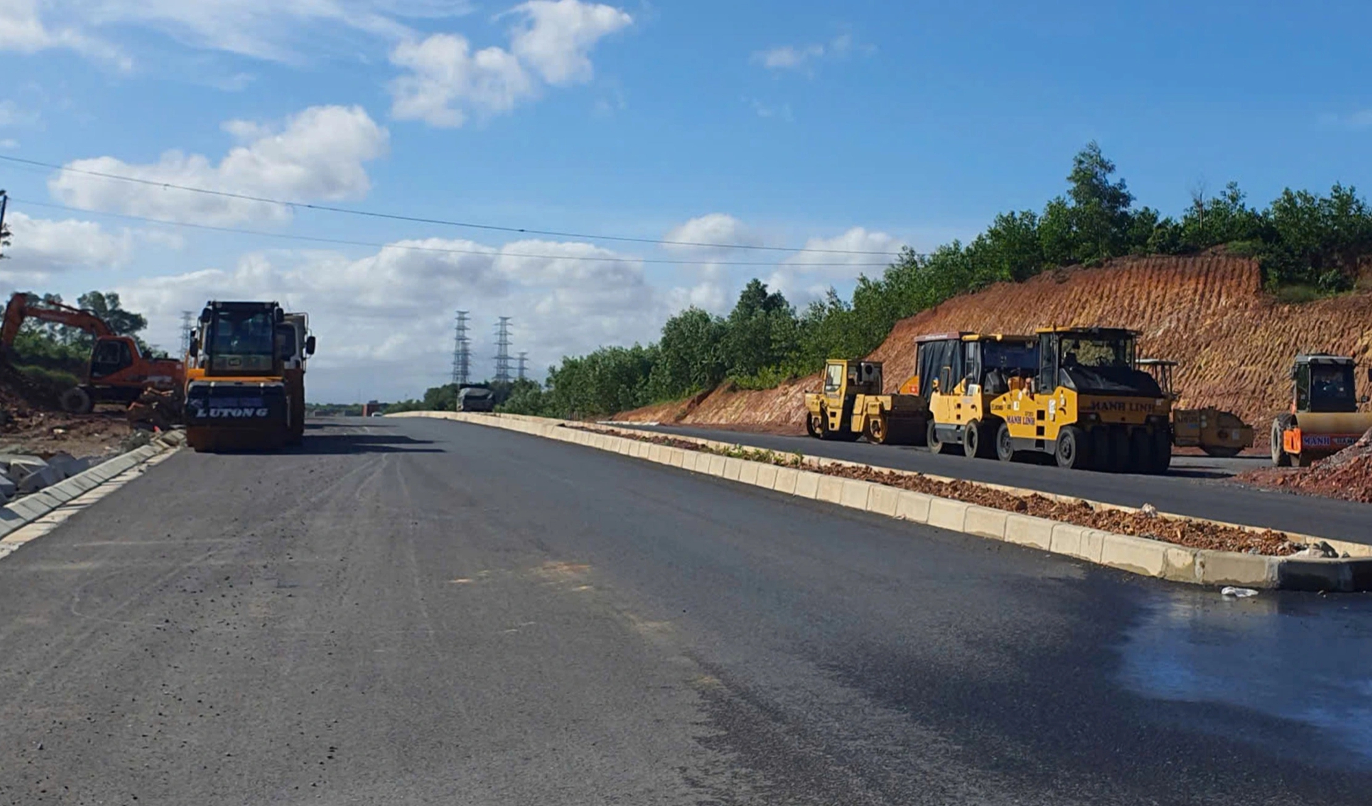 Quảng Trị: Đường chưa bàn giao, xe ô tô, container ồ ạt đi vào để tránh... BOT - Ảnh 5.