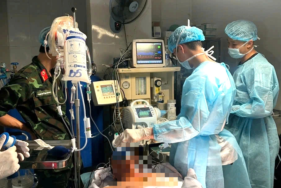 Kỳ tích ca đại phẫu cứu sống bệnh nhân giữa đặc khu Trường Sa - Ảnh 1.