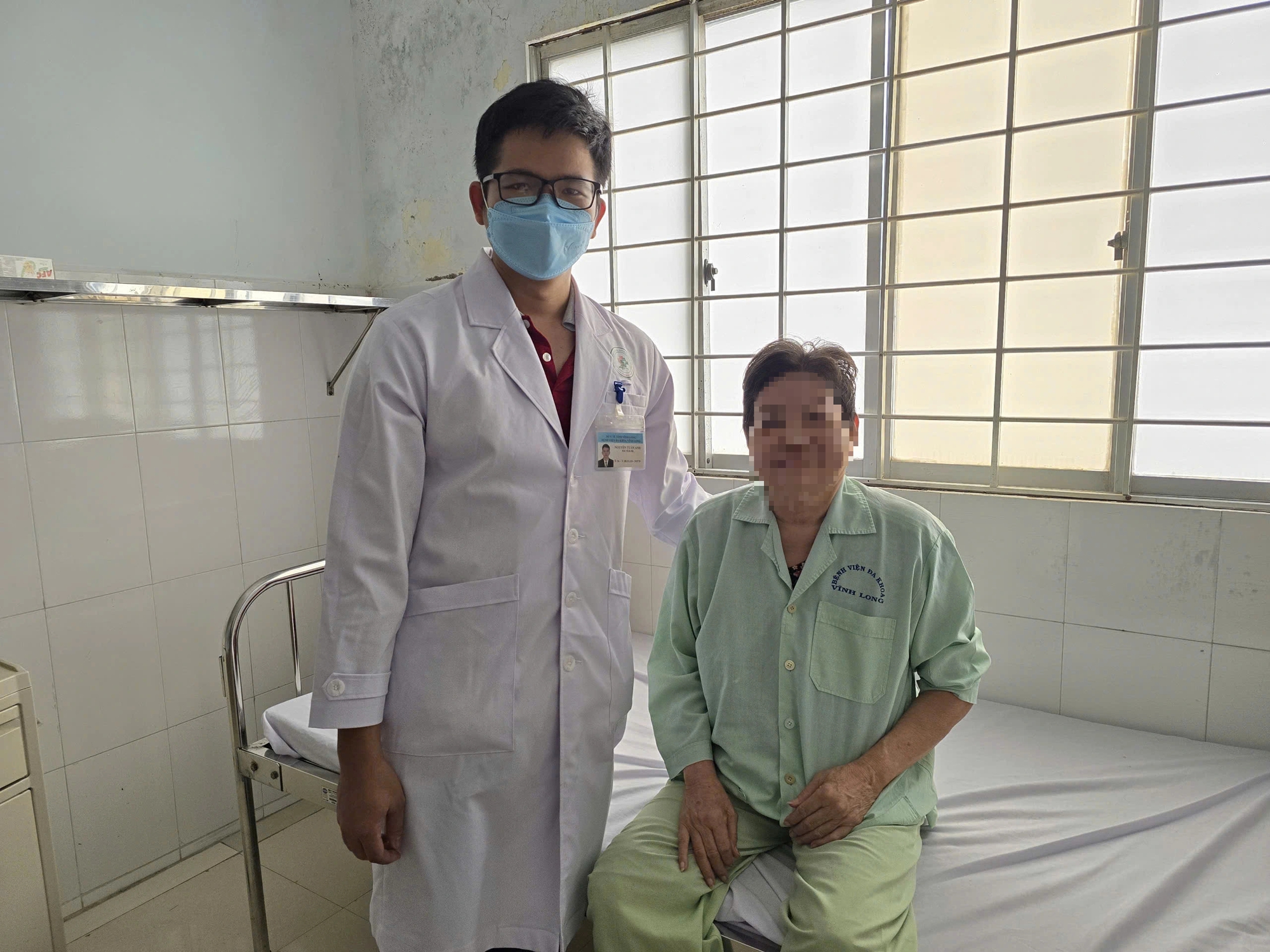 Phẫu đoạn nhũ, nạo hạch nách điều trị ung thư cho 2 bệnh nhân - Ảnh 1.