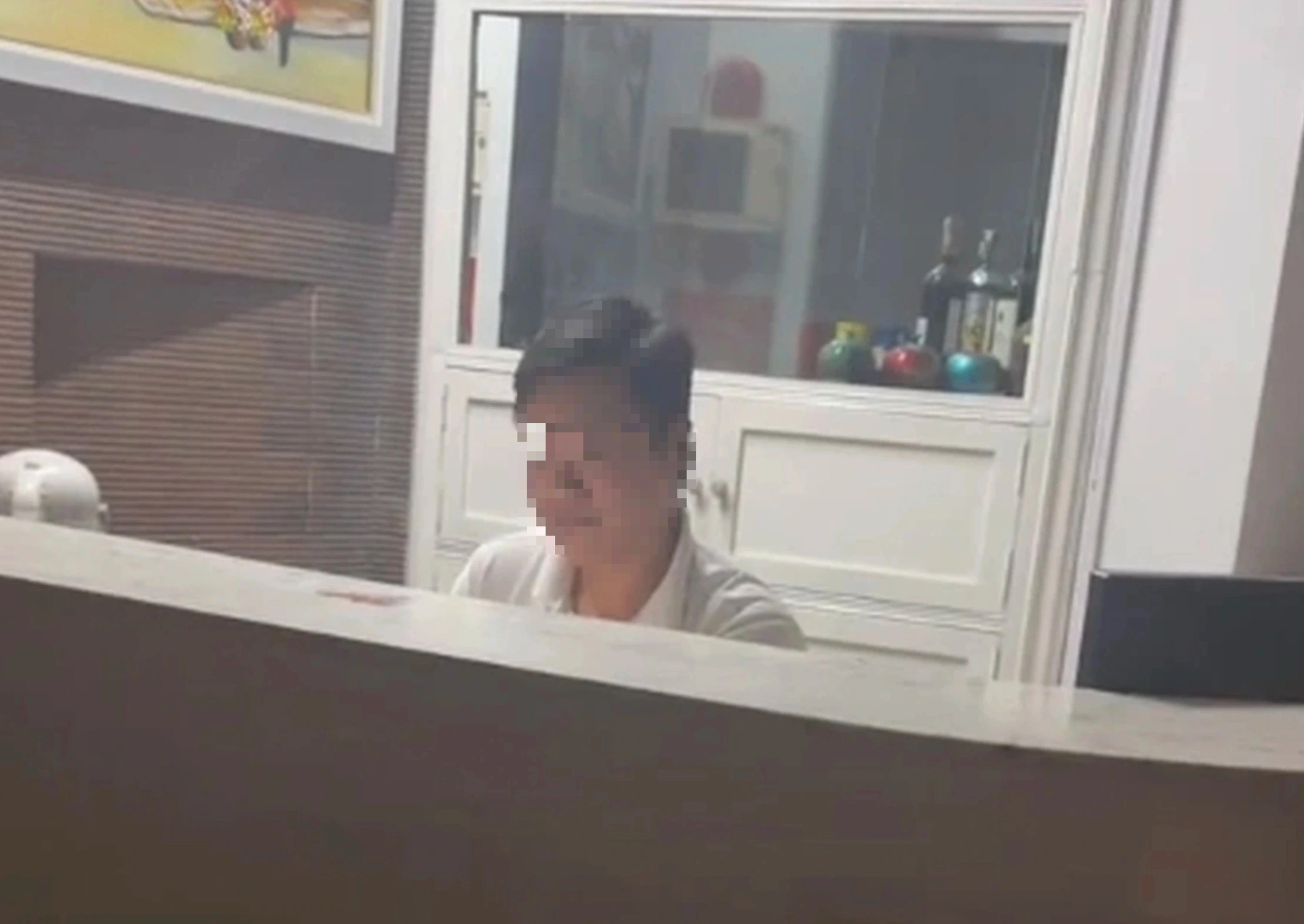 Công an làm việc với khách sạn Royal Hostel bị tố ‘ bùng ’ phòng , phát hiện nhiều vi phạm - Ảnh 1.