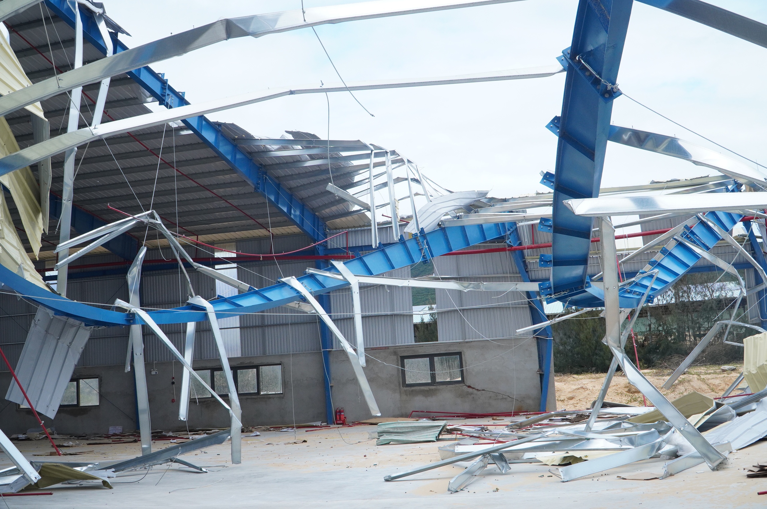 Bão Kalmaegi 'xé toạc' những nhà xưởng khang trang ở khu kinh tế Nhơn Hội - Ảnh 7.