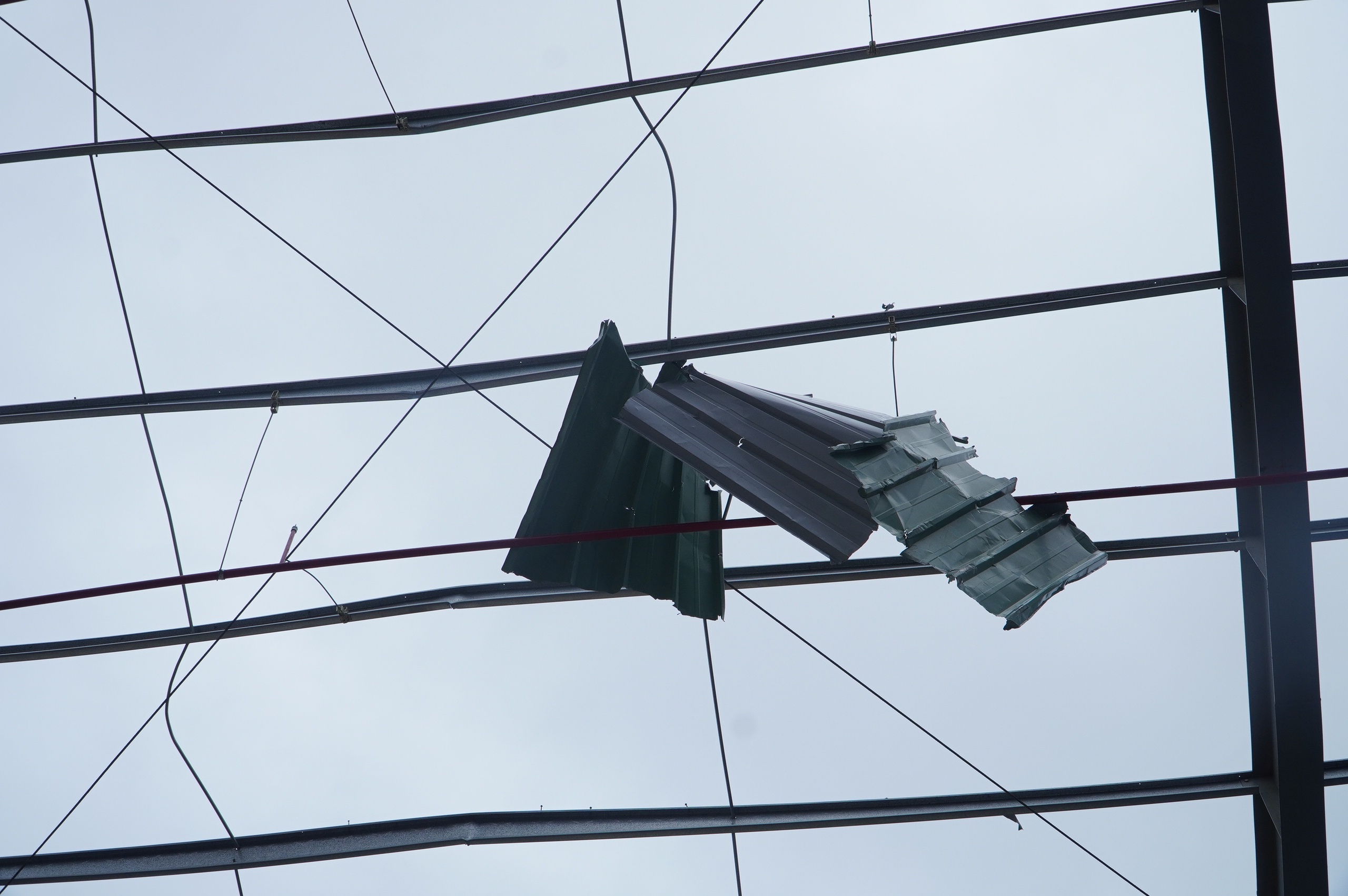 Bão Kalmaegi 'xé toạc' những nhà xưởng khang trang ở khu kinh tế Nhơn Hội - Ảnh 10.