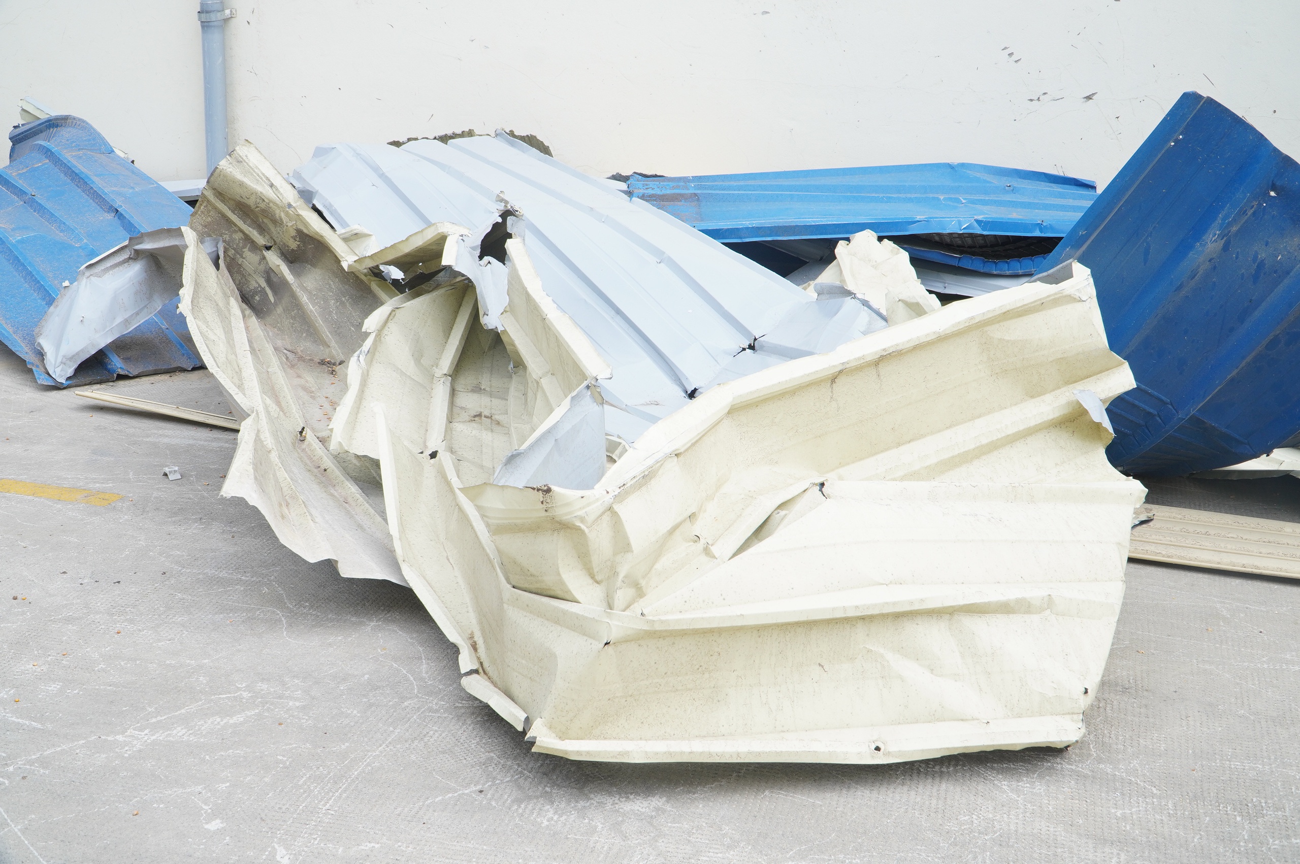 Bão Kalmaegi 'xé toạc' những nhà xưởng khang trang ở khu kinh tế Nhơn Hội - Ảnh 8.