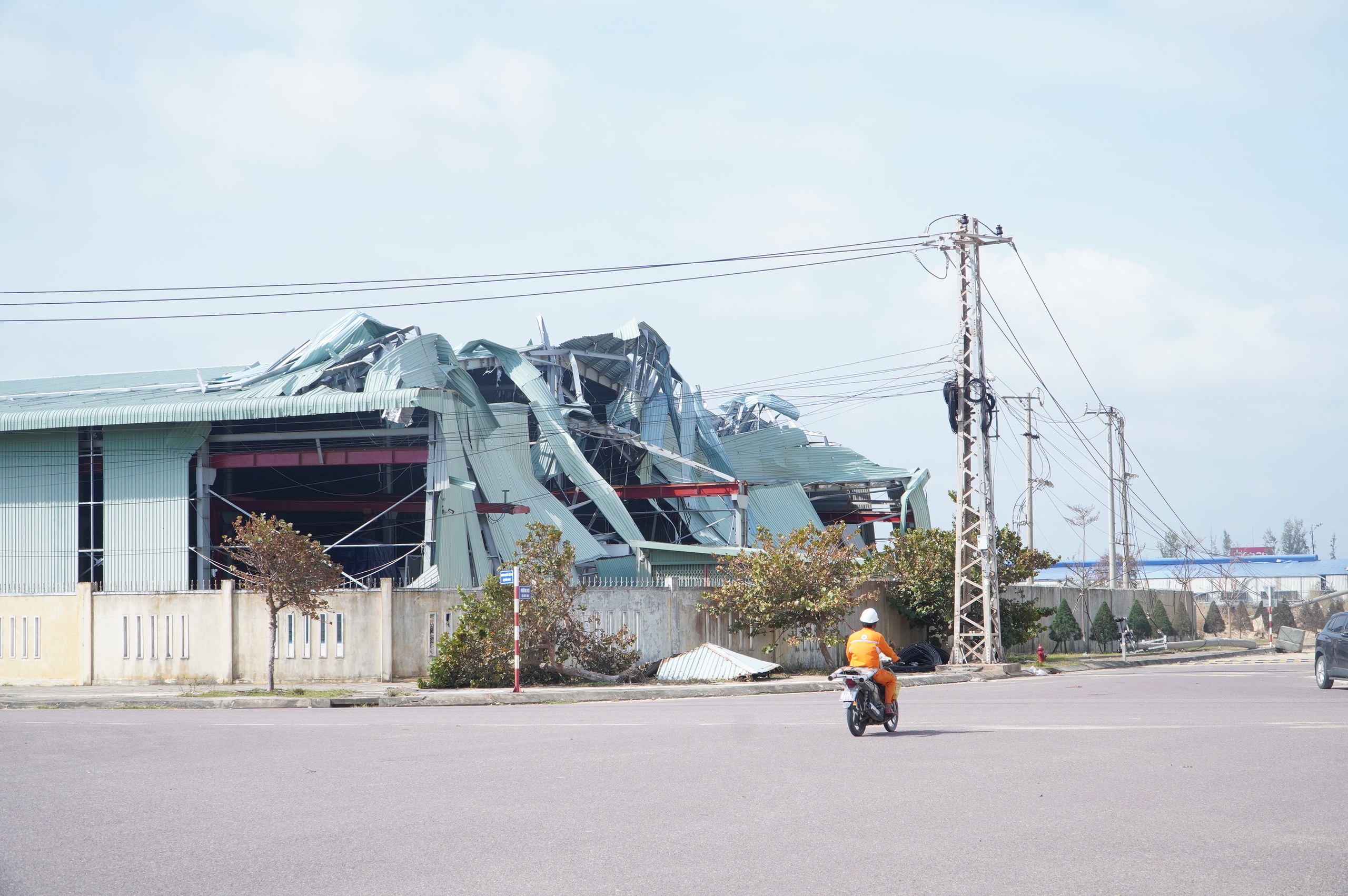 Bão Kalmaegi 'xé toạc' những nhà xưởng khang trang ở khu kinh tế Nhơn Hội - Ảnh 4.