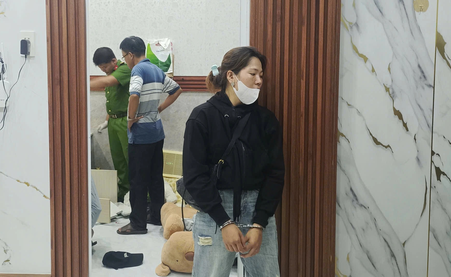 Đồng Tháp: Bắt đôi nam nữ thuê nhà cất giấu ma túy và súng- Ảnh 2.