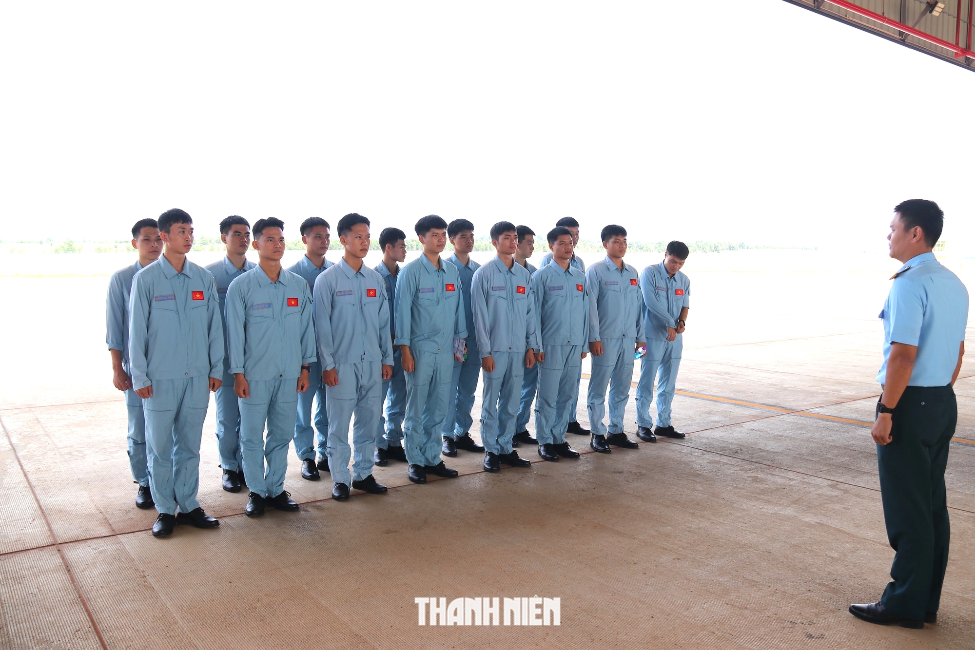 Cận cảnh Trung đoàn 920 đào tạo phi công ở sân bay Phan Thiết- Ảnh 1.