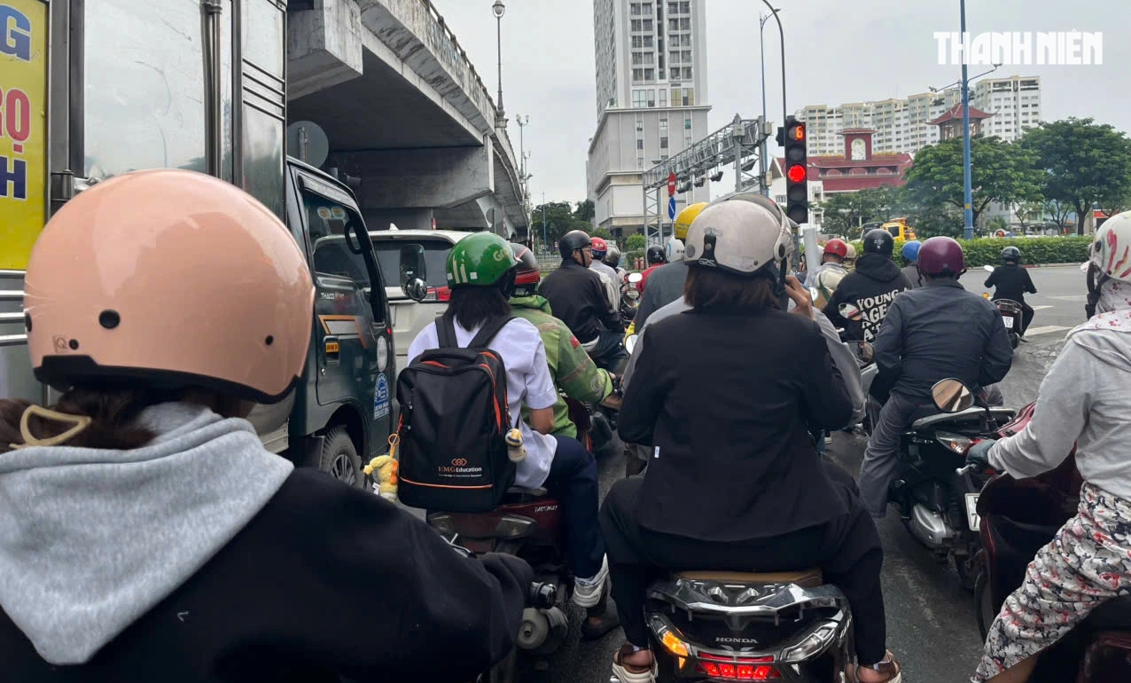 Th&oacute;i quen nhỏ của người l&aacute;i khi dừng đ&egrave;n đỏ khiến xe m&aacute;y nhanh hỏng - Ảnh 3.