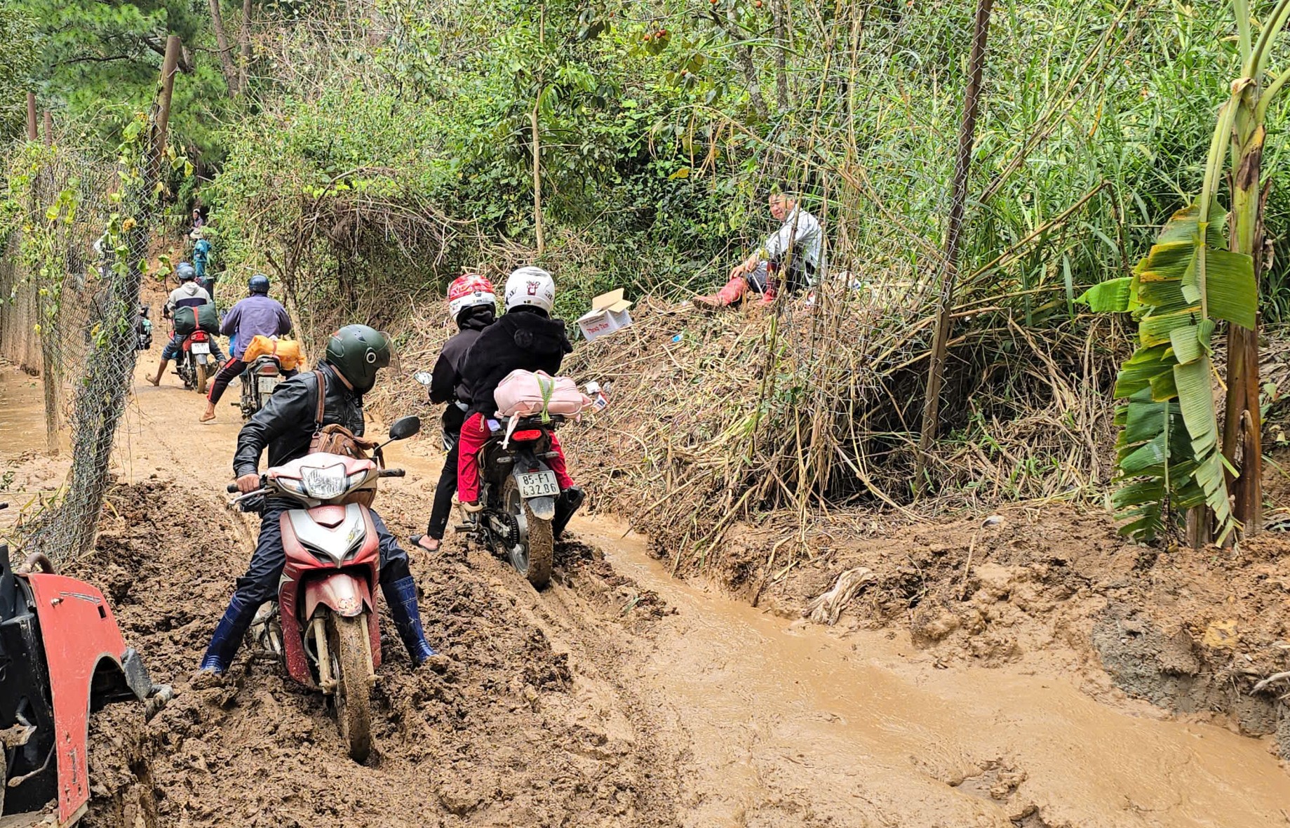 Sạt lở đèo D'Ran khiến giá vận chuyển hàng hóa tăng cao gấp đôi - Ảnh 2.