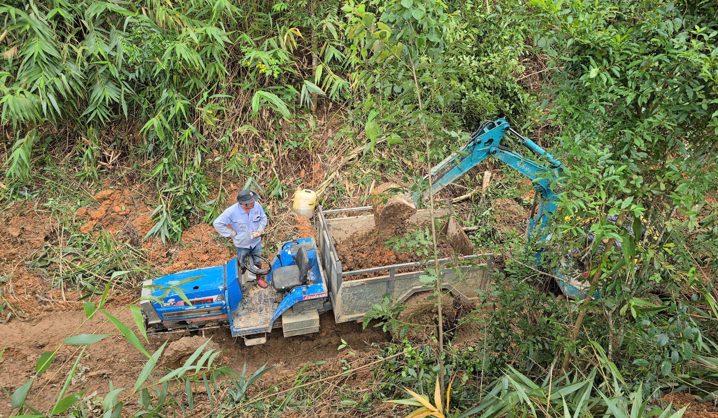 Sạt lở đèo D'Ran khiến giá vận chuyển hàng hóa tăng cao gấp đôi - Ảnh 10.