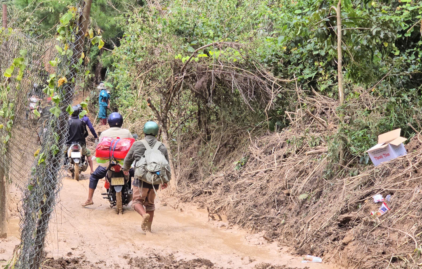 Sạt lở đèo D'Ran khiến giá vận chuyển hàng hóa tăng cao gấp đôi - Ảnh 9.