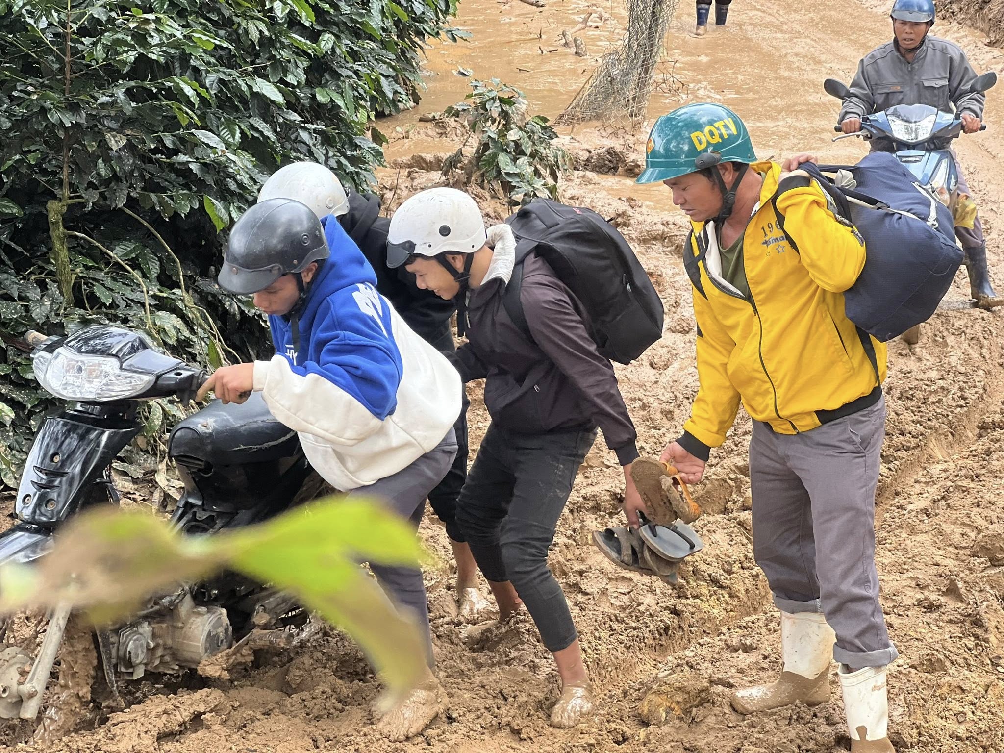 Sạt lở đèo D'Ran khiến giá vận chuyển hàng hóa tăng cao gấp đôi - Ảnh 8.
