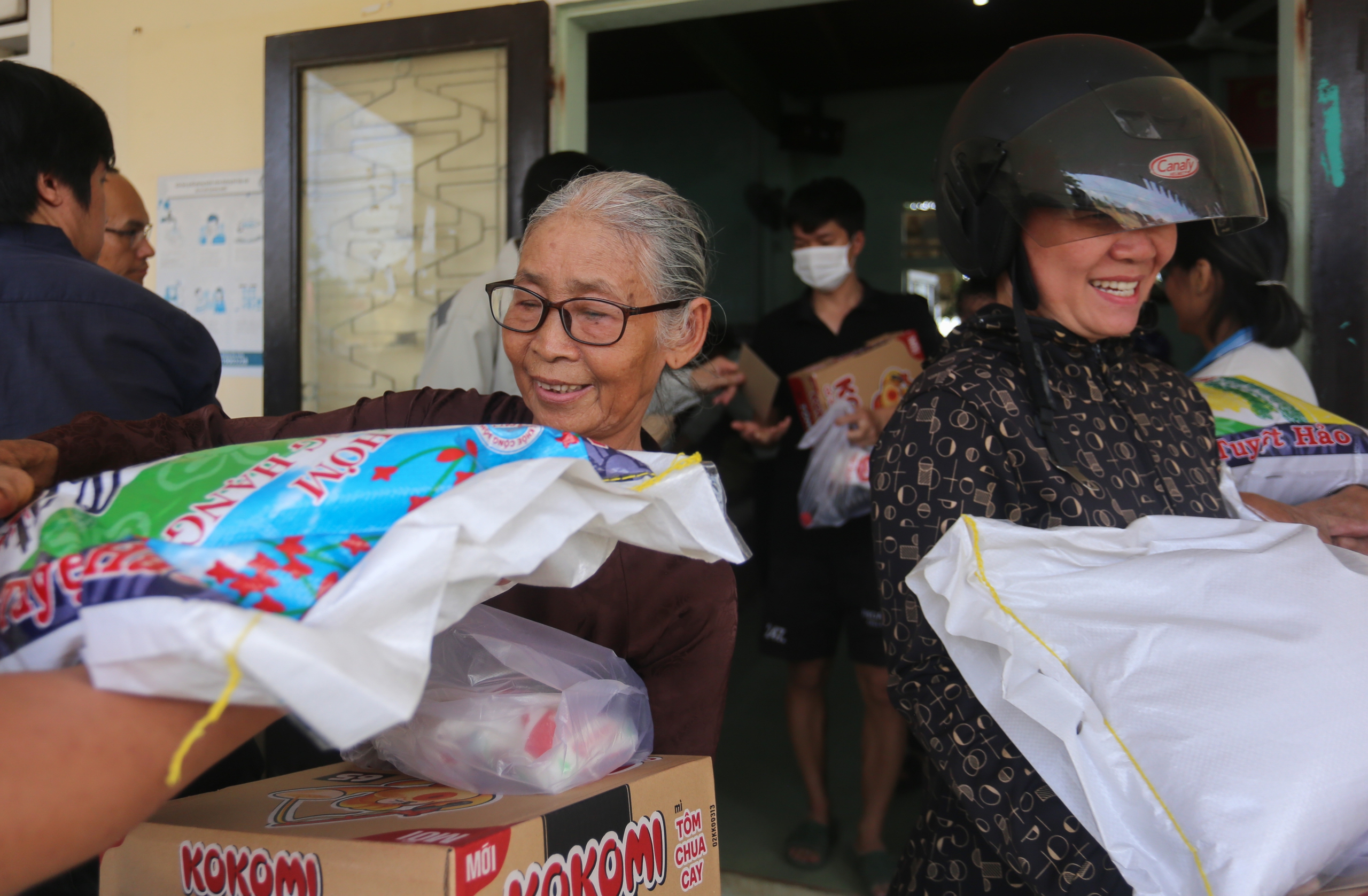 Kịp thời mang 1.900 suất qu&agrave; đến với b&agrave; con v&ugrave;ng lũ miền Trung- Ảnh 3.