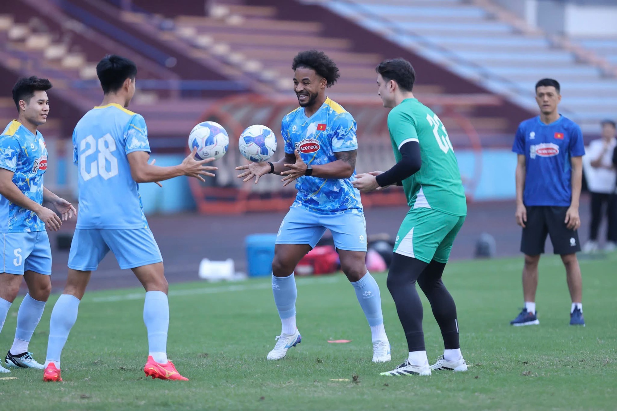 Giật mình giá vé xem Xuân Son và đội tuyển Việt Nam đấu chủ nhà Lào: Chỉ 13.000 đồng!- Ảnh 2.