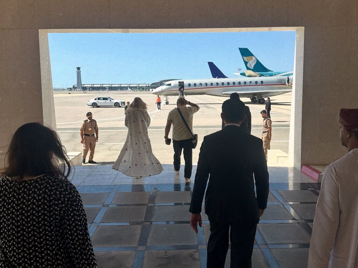 Nỗi khổ của nữ ca sĩ Mỹ vô tình kết hôn với cựu vương Malaysia - Ảnh 2.