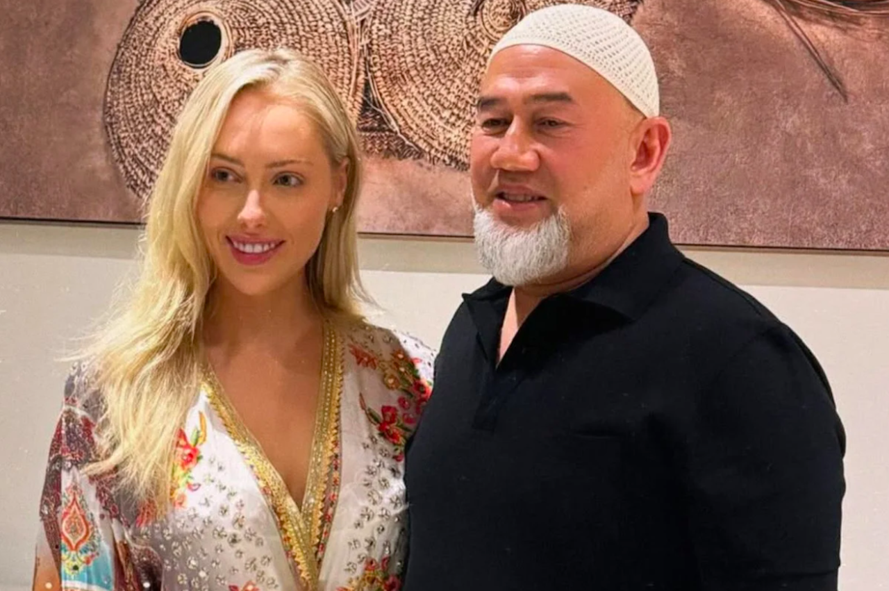 Nỗi khổ của nữ ca sĩ Mỹ vô tình kết hôn với cựu vương Malaysia - Ảnh 1.