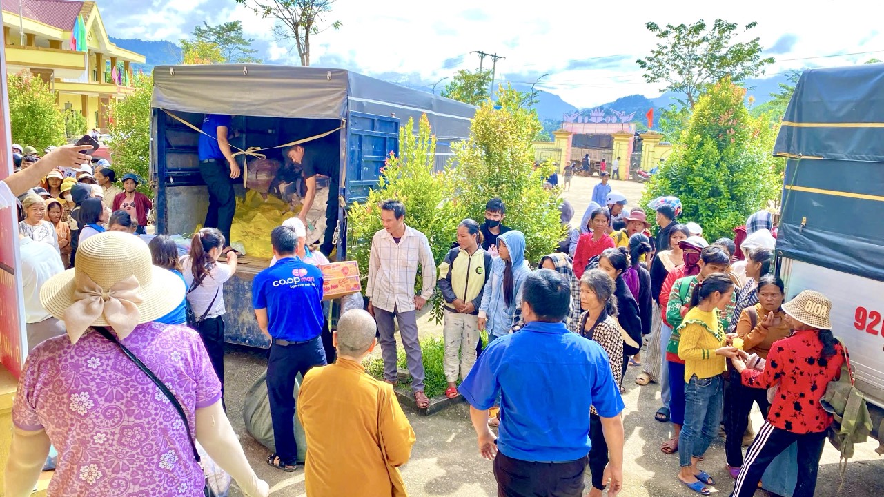 Saigon Co.op giữ vững bình ổn hàng hóa, san sẻ cùng bà con vùng lũ- Ảnh 4.