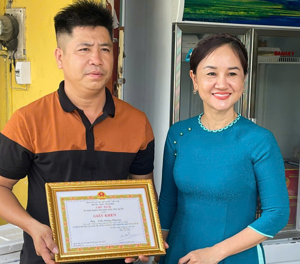 Phú Quốc: Khen thưởng người bán trái cây giúp du khách Hàn Quốc tìm mẹ đi lạc- Ảnh 1.