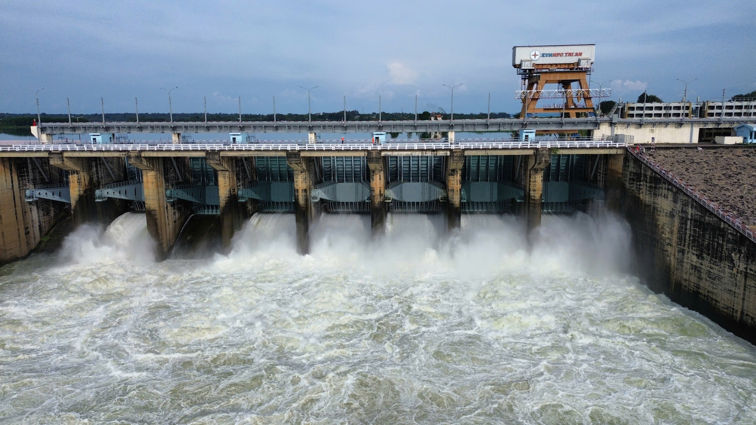 Thủy điện lớn nhất miền Nam xả lũ 960 m3/s, cao nhất trong nhiều năm gần đây- Ảnh 1.