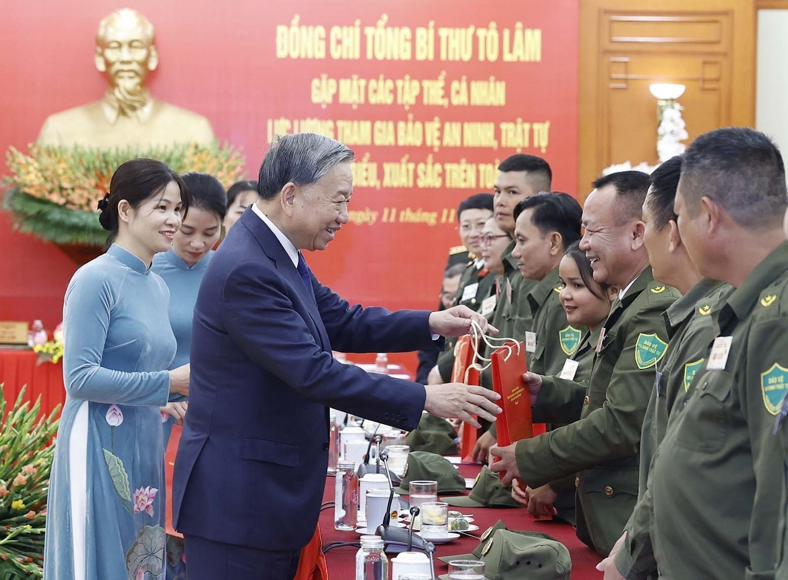 - Foto 1. - Ảnh 1.