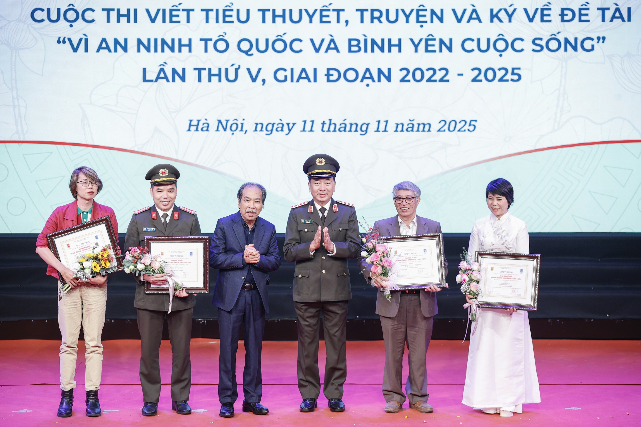 Trao giải cuộc thi viết về an ninh Tổ quốc do Bộ Công an tổ chức - Ảnh 2.