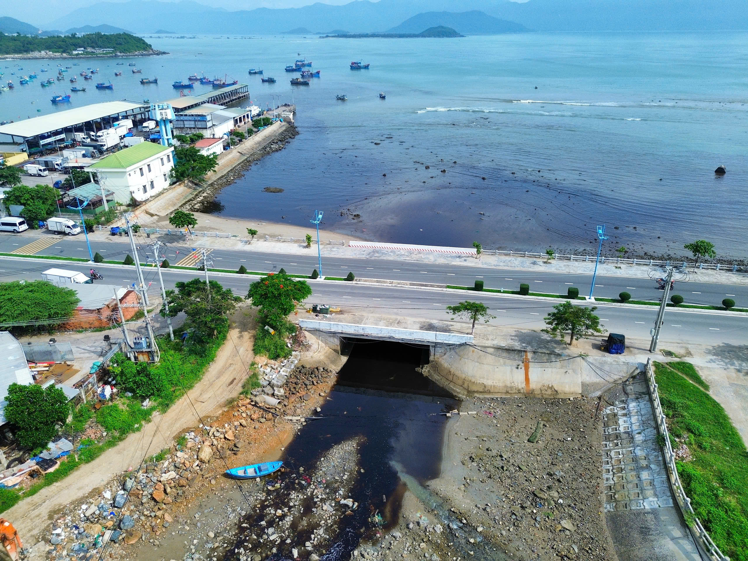 Nước rỉ rác ‘tấn công’ biển Nha Trang - Ảnh 2.