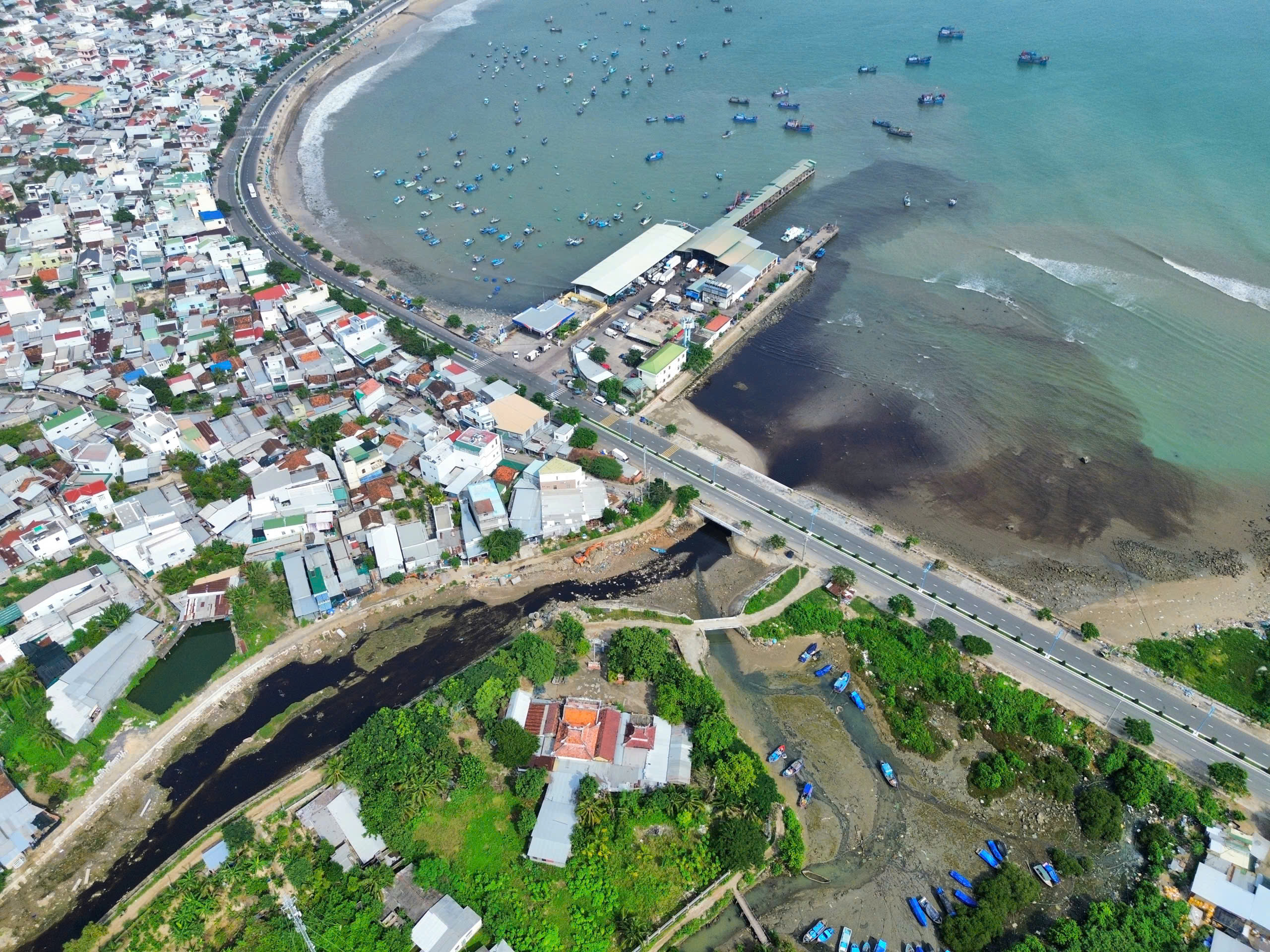 Nước rỉ rác ‘tấn công’ biển Nha Trang - Ảnh 1.