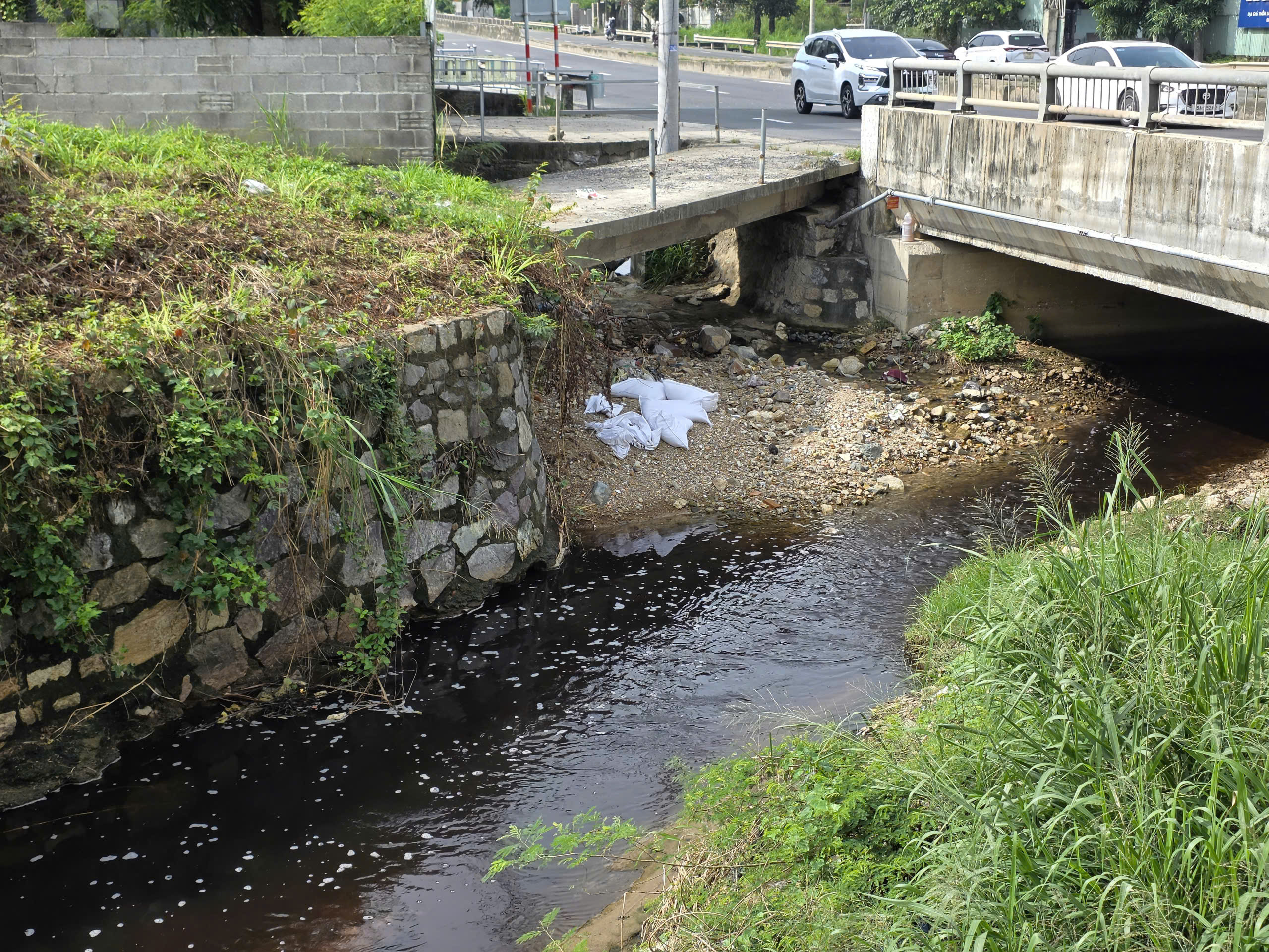 Nước rỉ rác ‘tấn công’ biển Nha Trang - Ảnh 4.