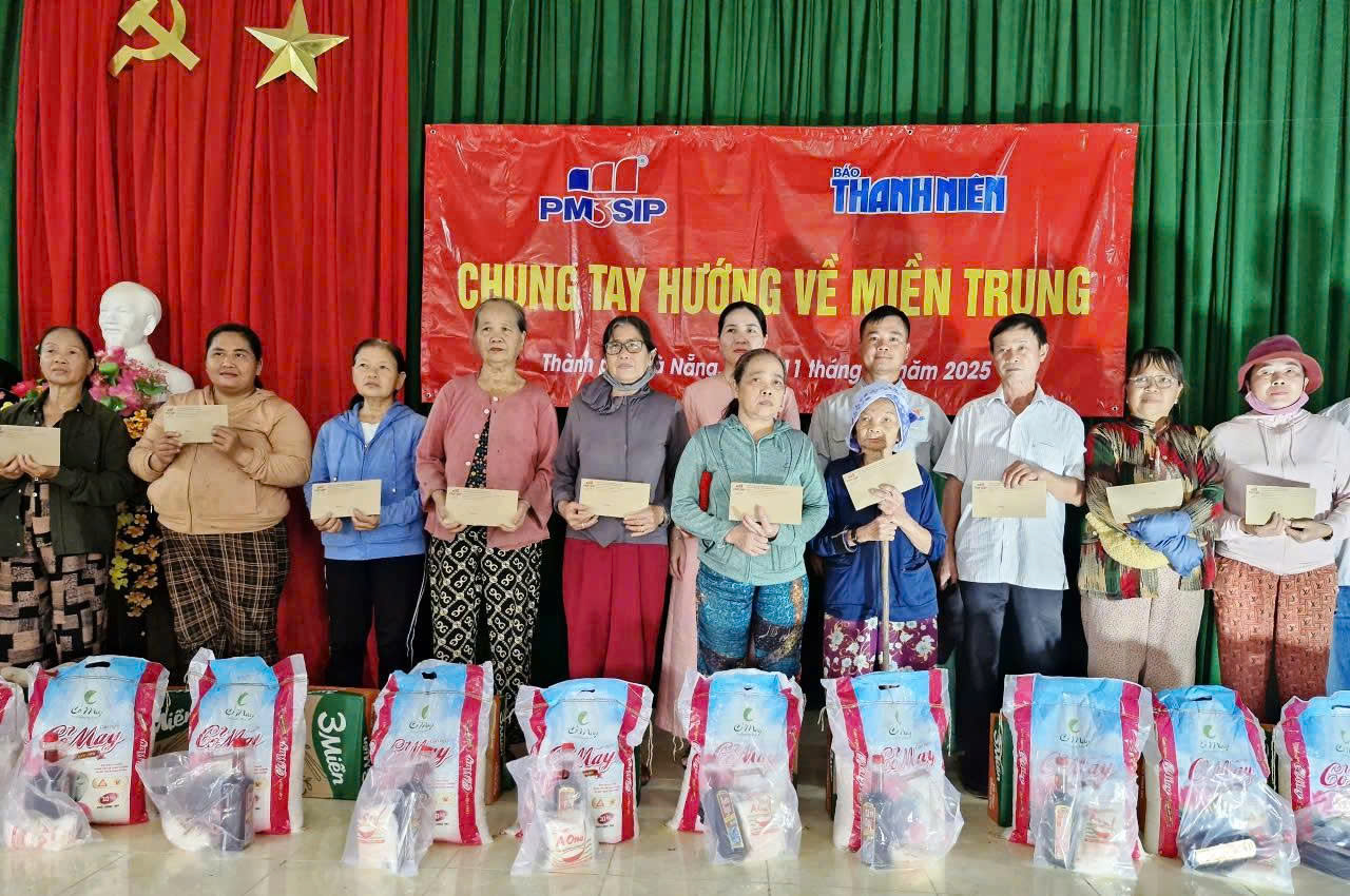 Kịp thời mang 1.900 suất qu&agrave; đến với b&agrave; con v&ugrave;ng lũ miền Trung- Ảnh 8.