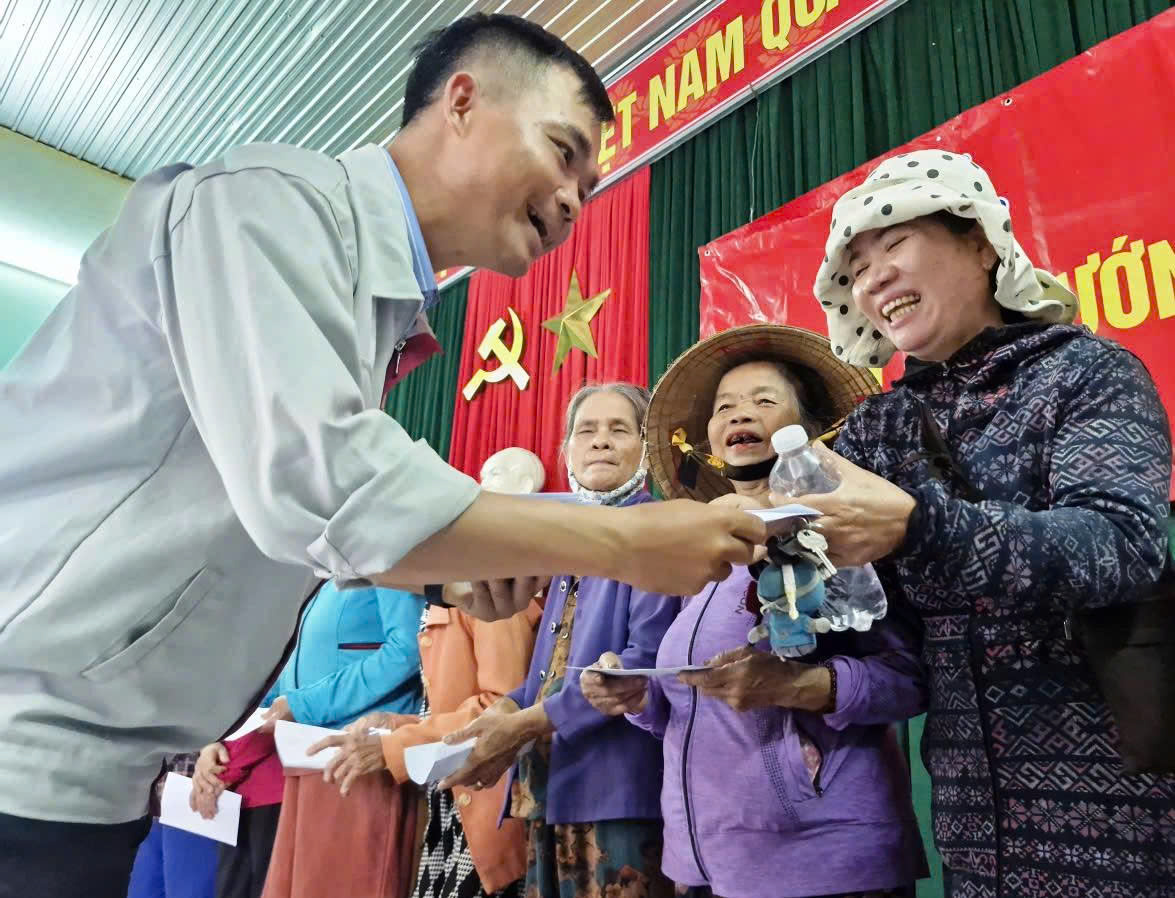 Kịp thời mang 1.900 suất qu&agrave; đến với b&agrave; con v&ugrave;ng lũ miền Trung- Ảnh 9.