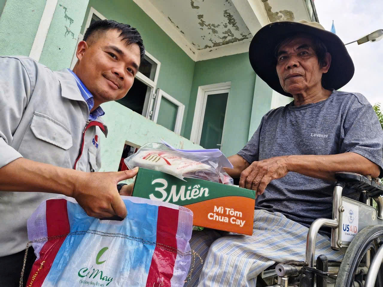 Kịp thời mang 1.900 suất qu&agrave; đến với b&agrave; con v&ugrave;ng lũ miền Trung- Ảnh 10.