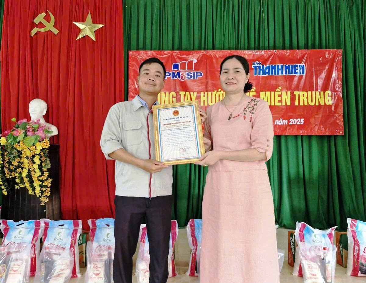 Kịp thời mang 1.900 suất qu&agrave; đến với b&agrave; con v&ugrave;ng lũ miền Trung- Ảnh 11.