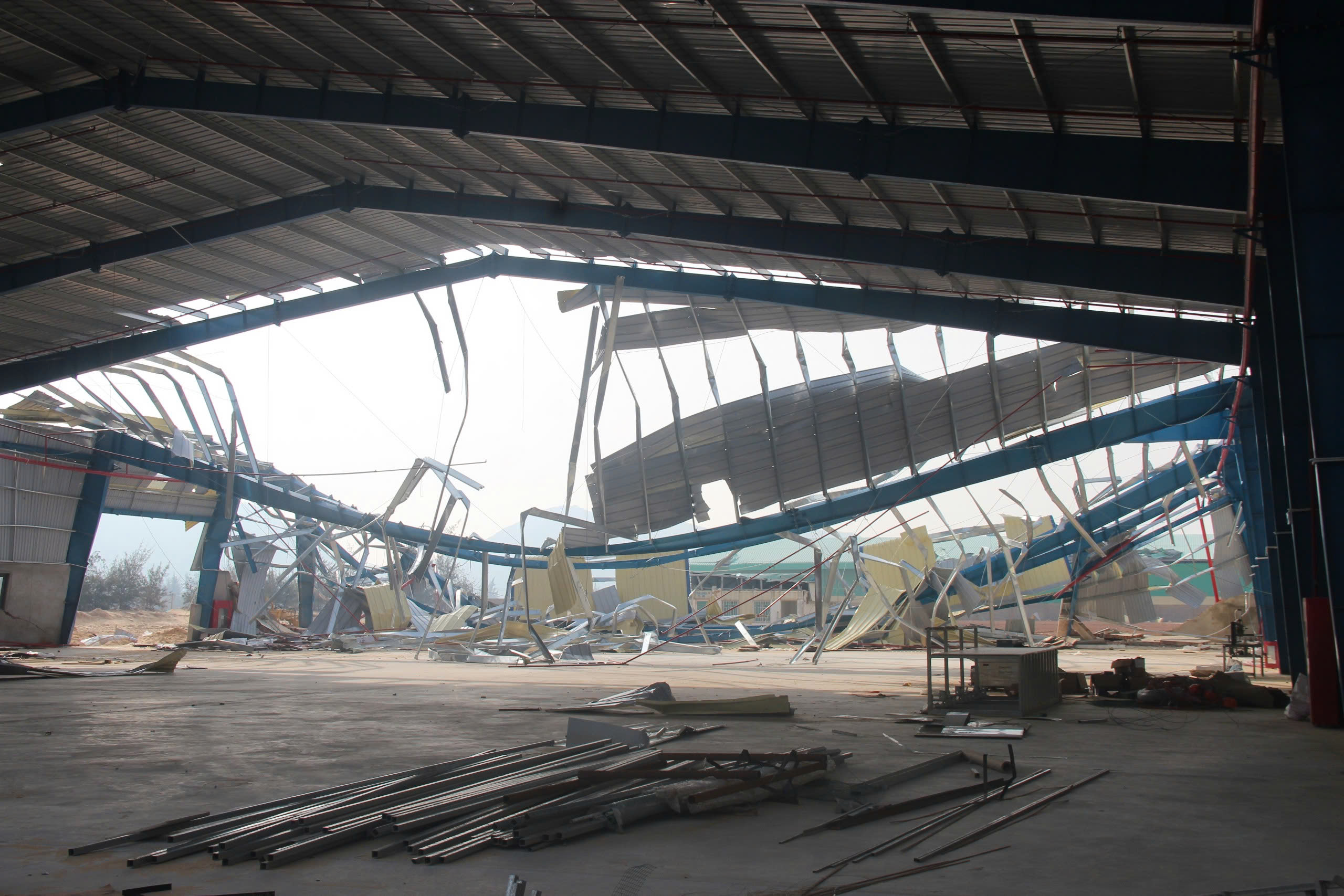 Bão Kalmaegi 'xé toạc' những nhà xưởng khang trang ở khu kinh tế Nhơn Hội - Ảnh 5.