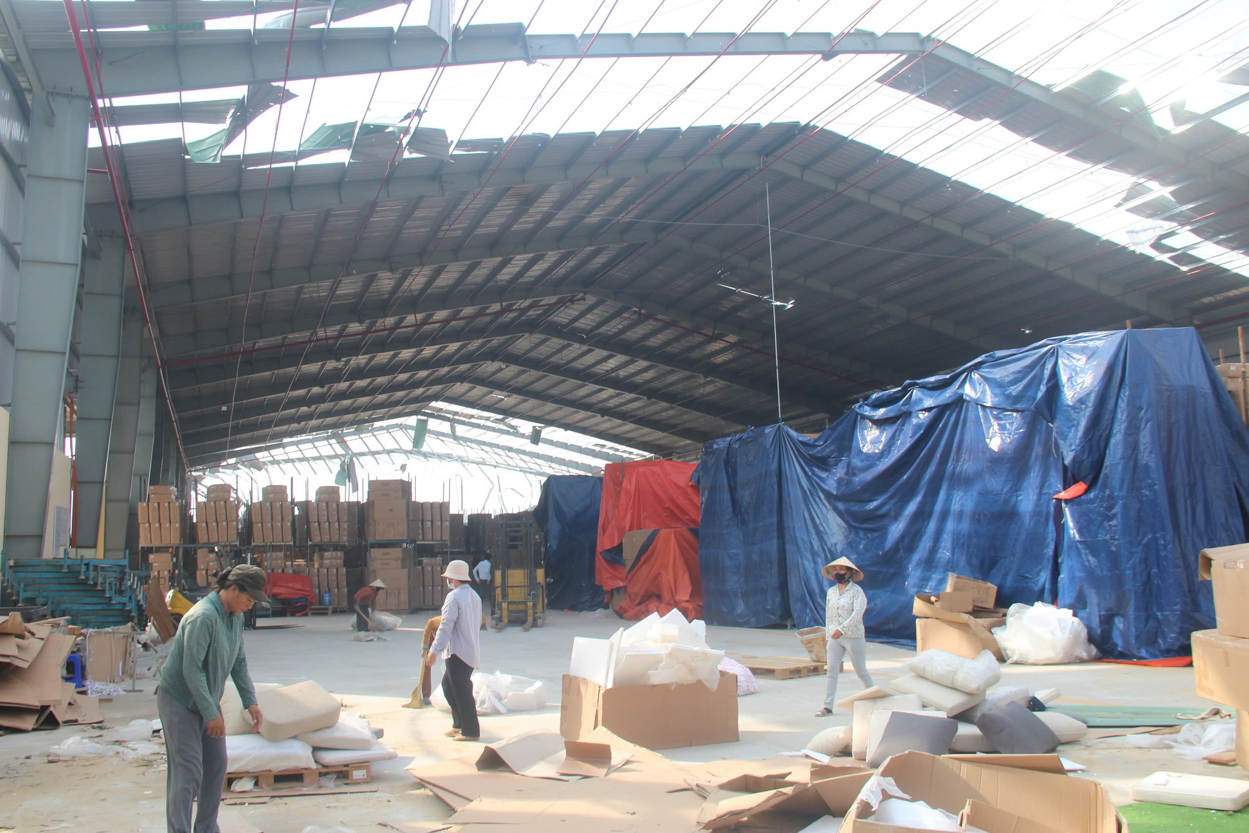 Bão Kalmaegi 'xé toạc' những nhà xưởng khang trang ở khu kinh tế Nhơn Hội - Ảnh 12.