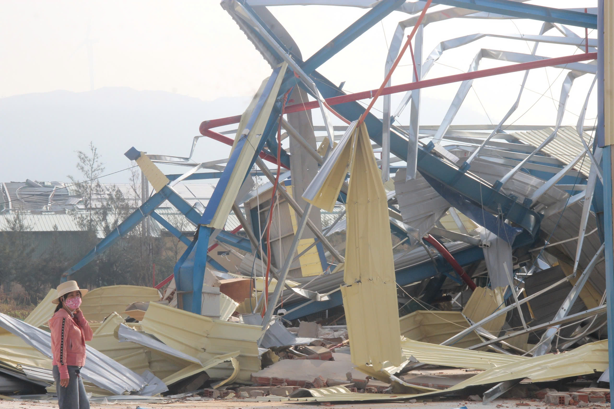 Bão Kalmaegi 'xé toạc' những nhà xưởng khang trang ở khu kinh tế Nhơn Hội - Ảnh 11.